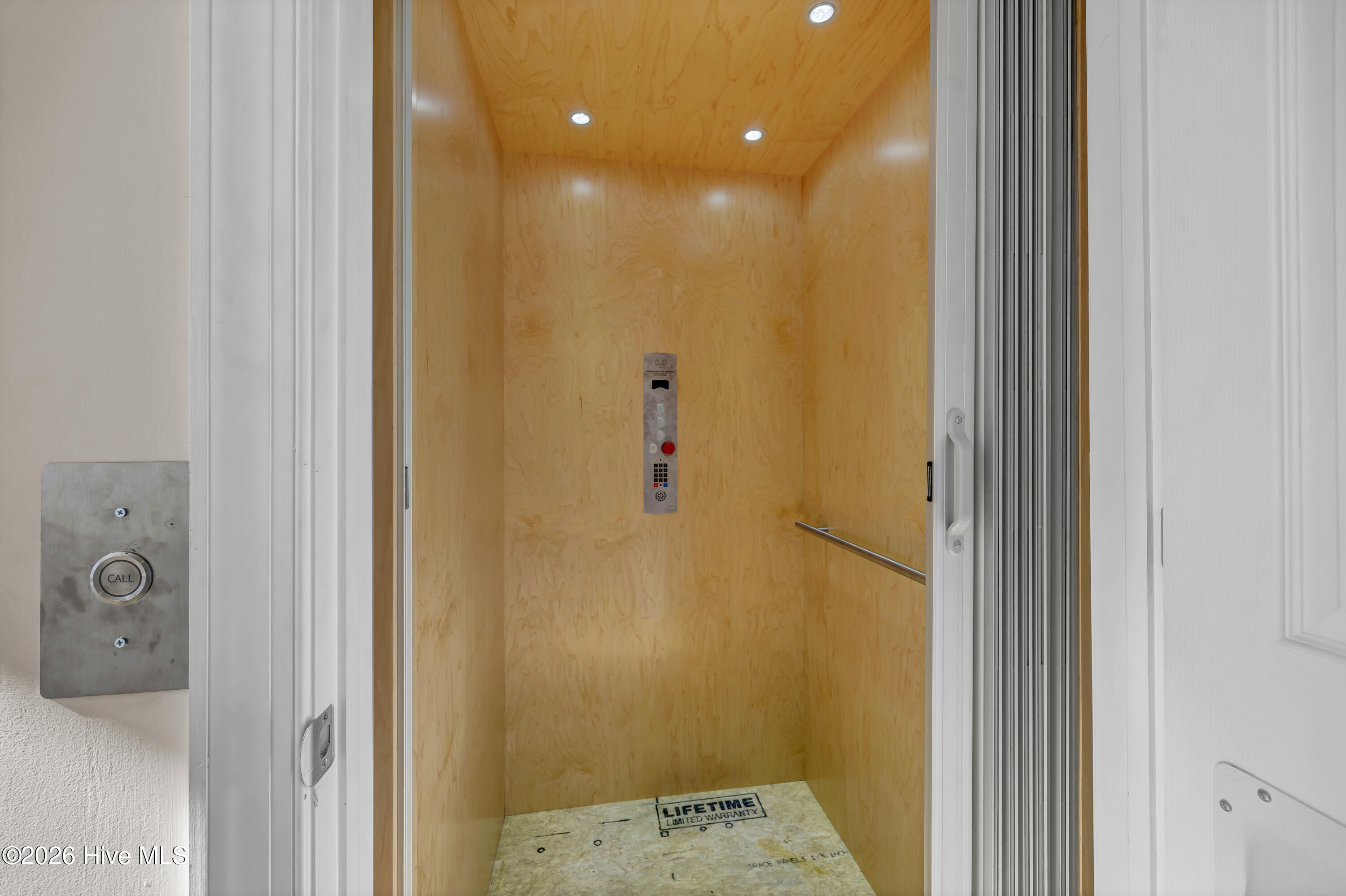 100560542 | Photo 37