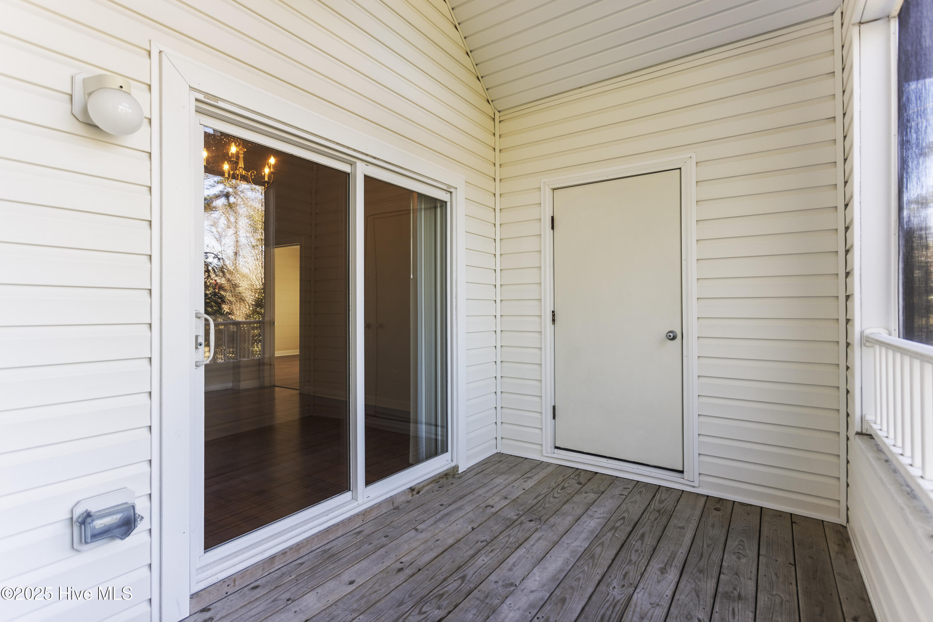 100486199 | Photo 14