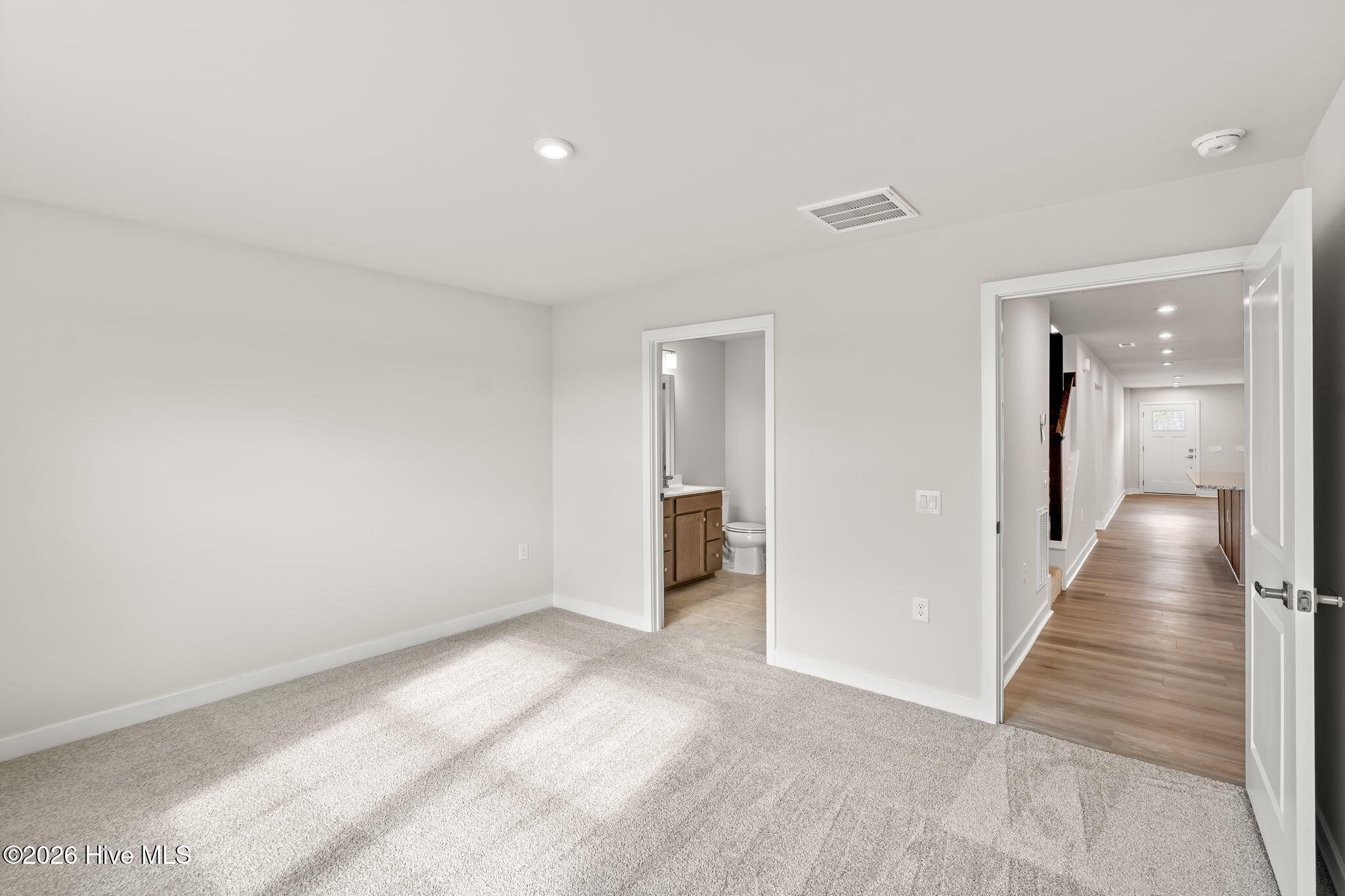 100546061 | Photo 12