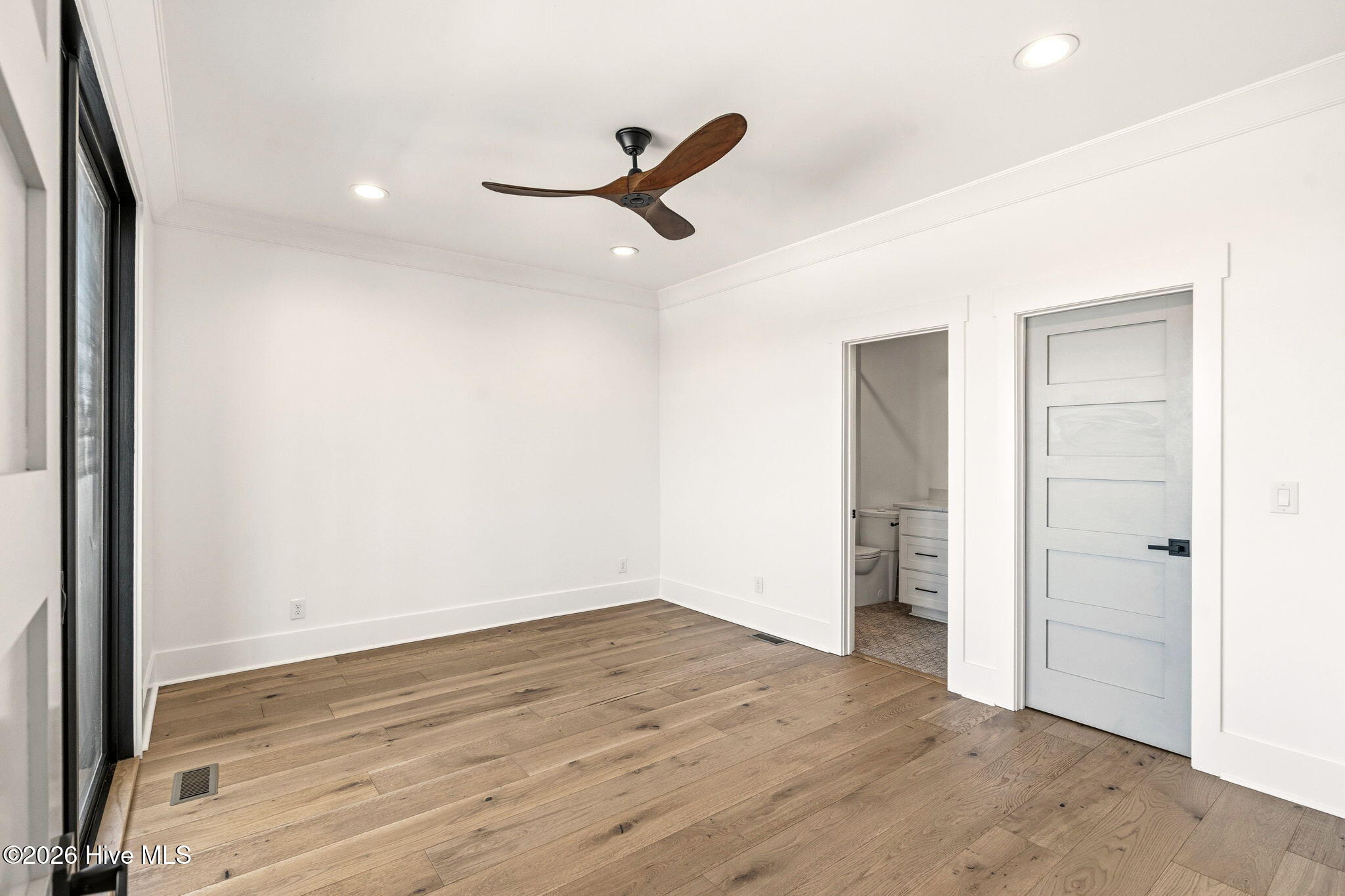 100557252 | Photo 38