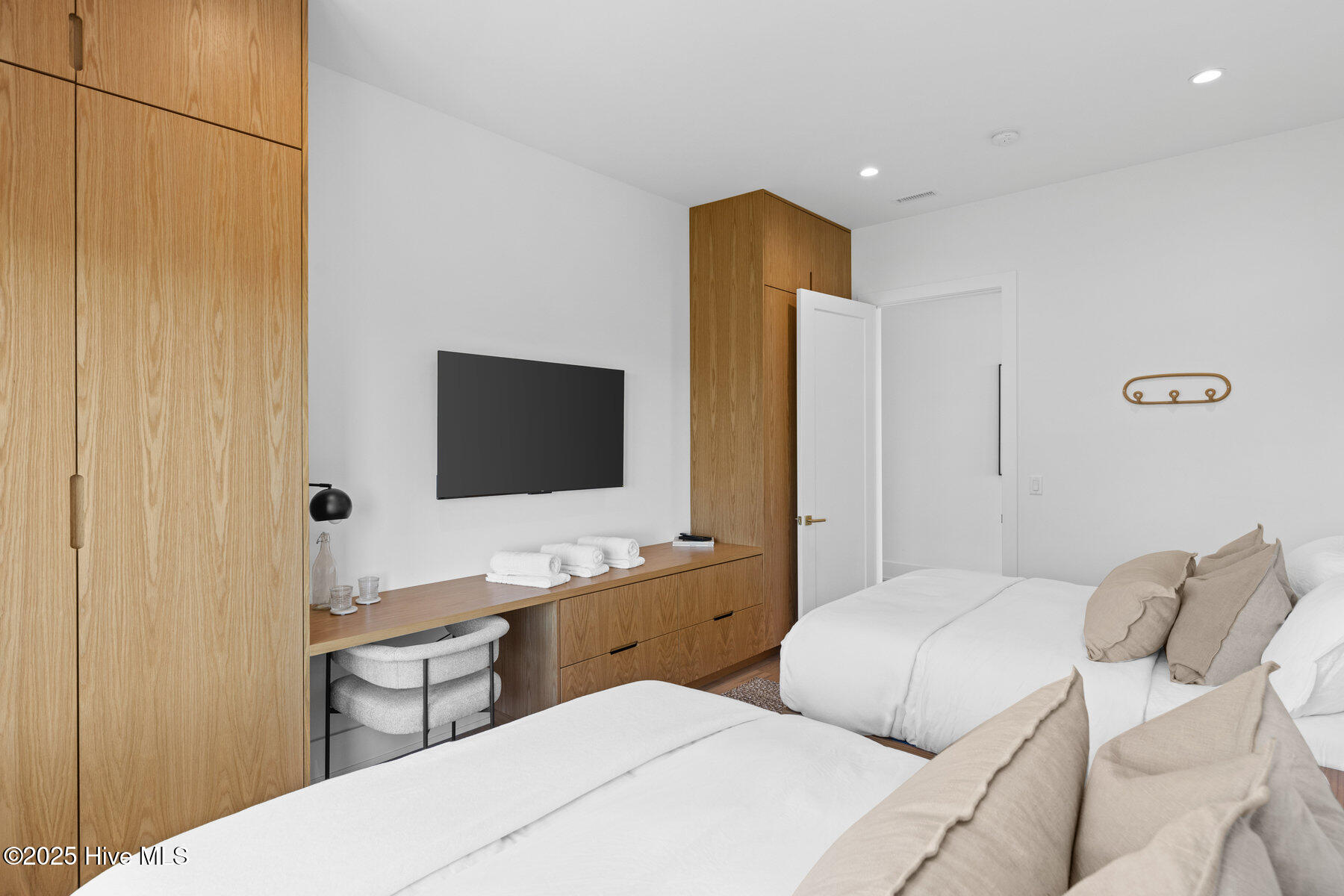 100535055 | Photo 47