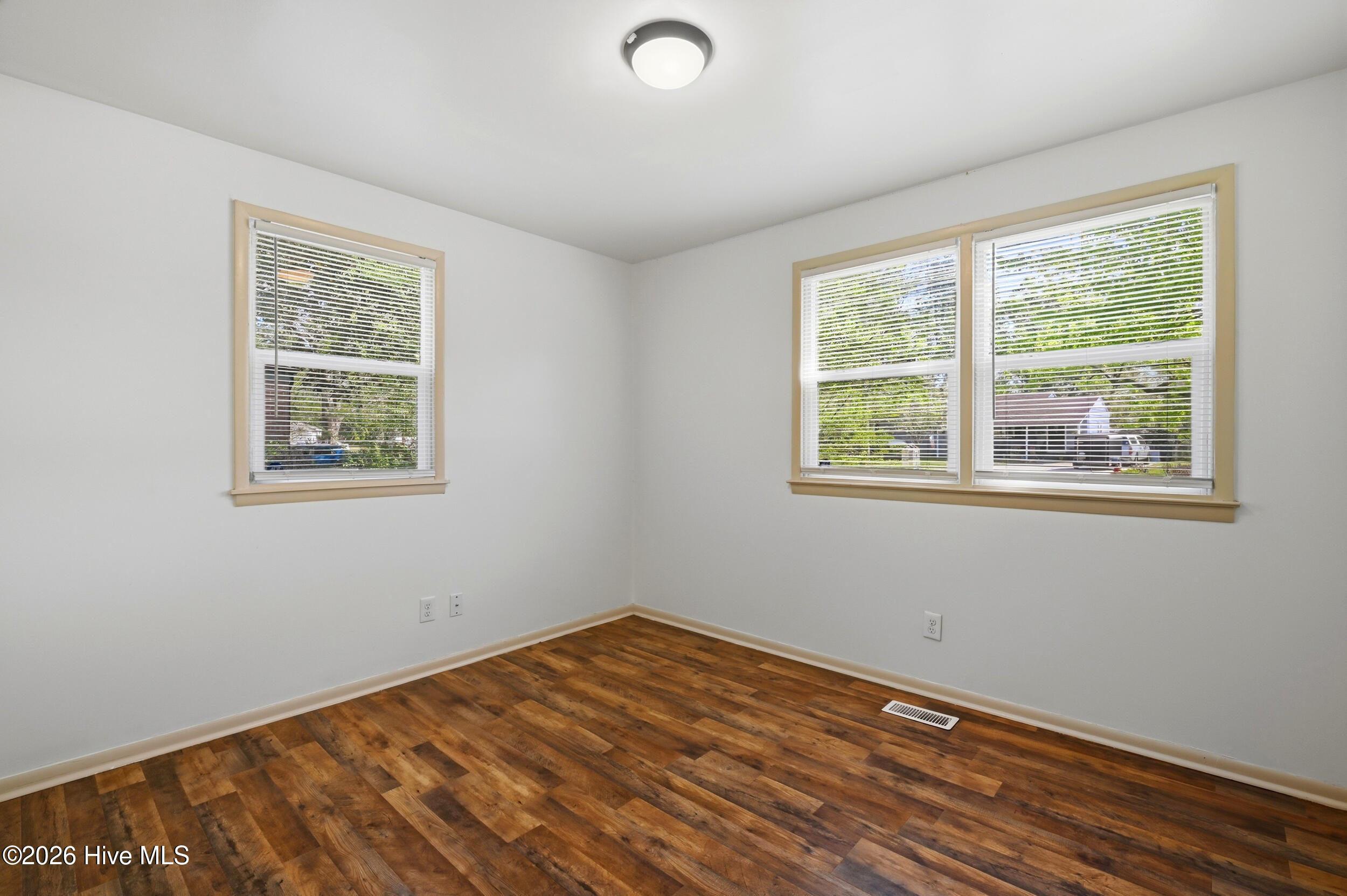 100566125 | Photo 24