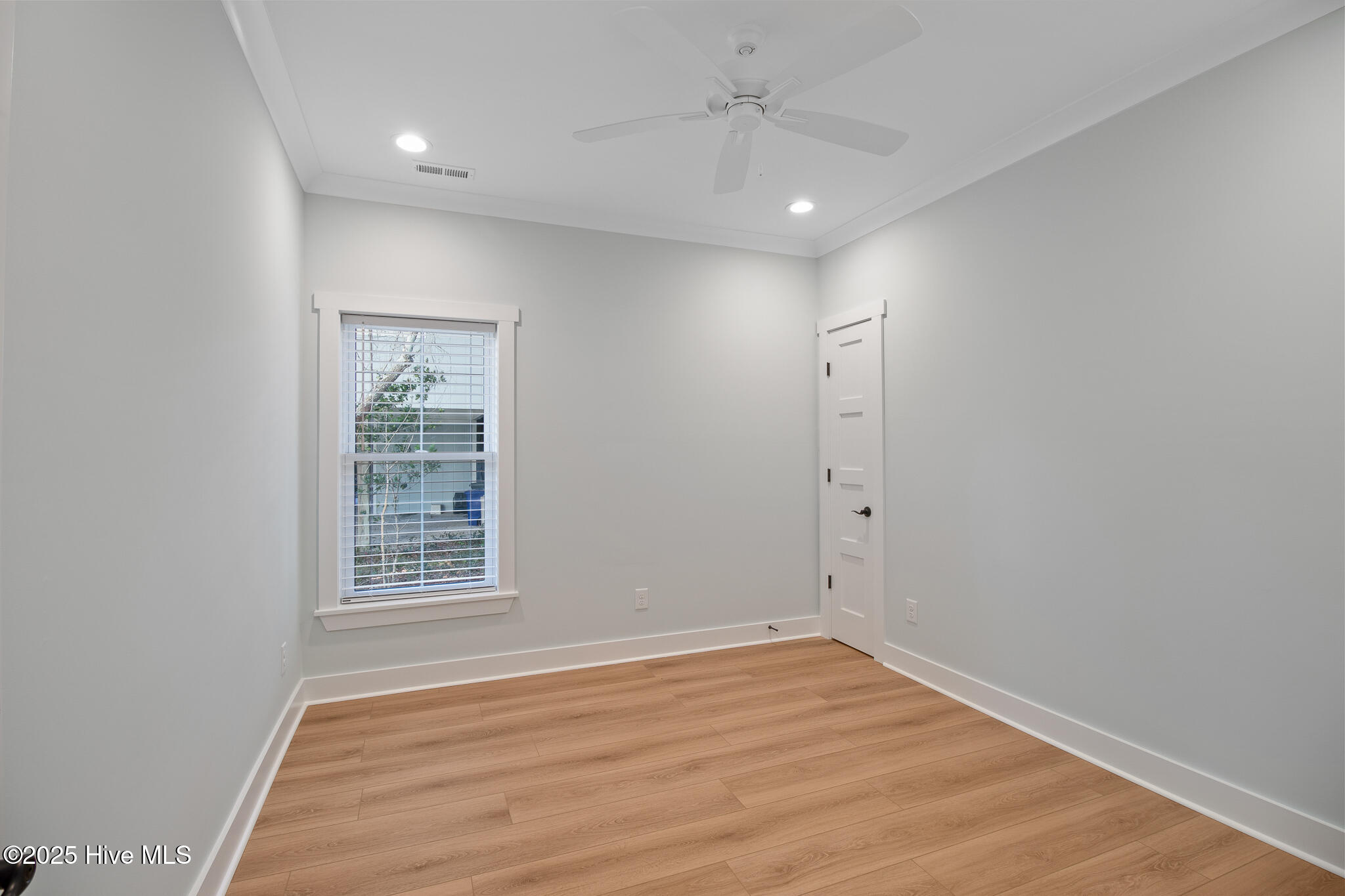 100545975 | Photo 28