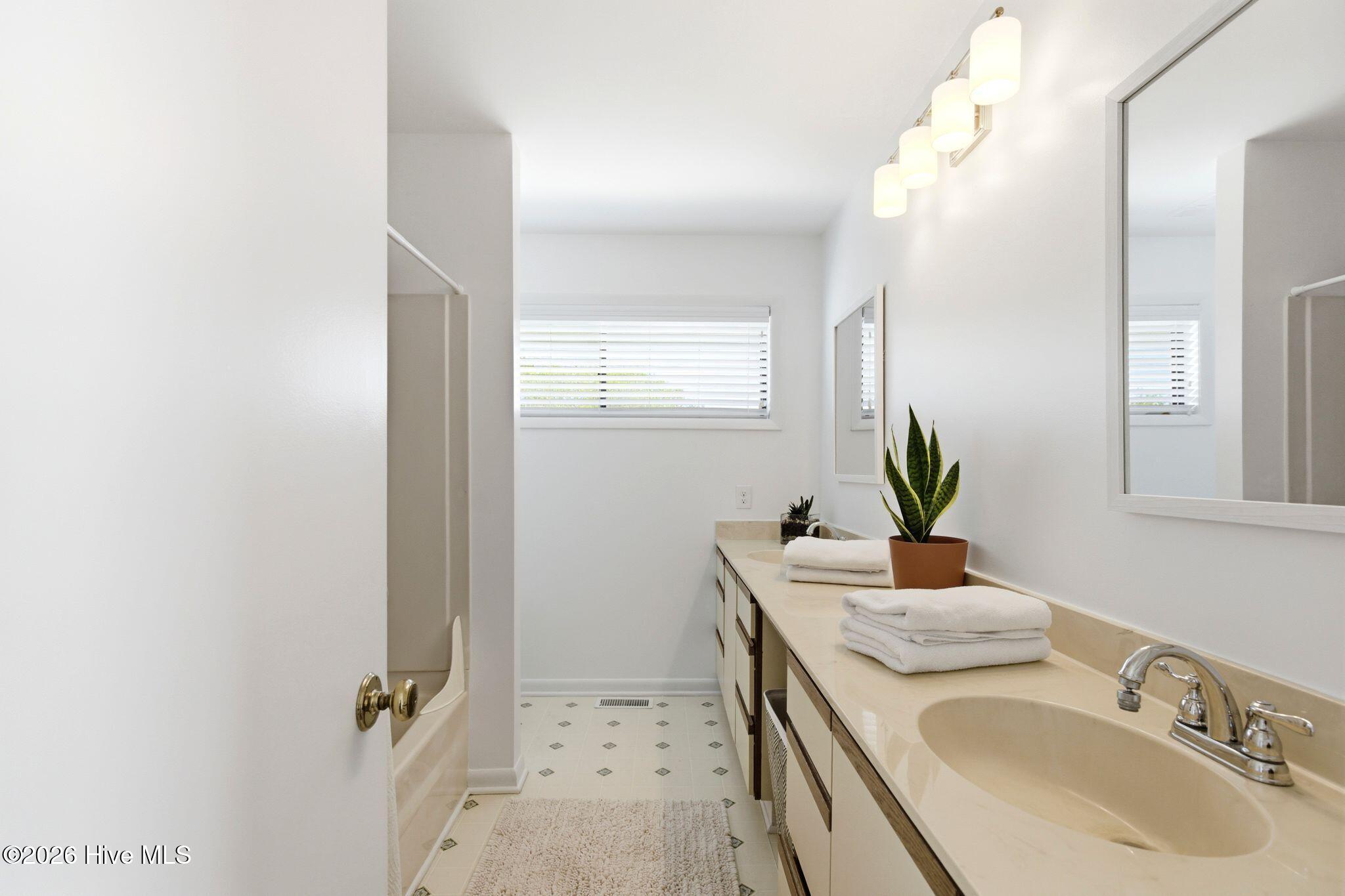 100568885 | Photo 23