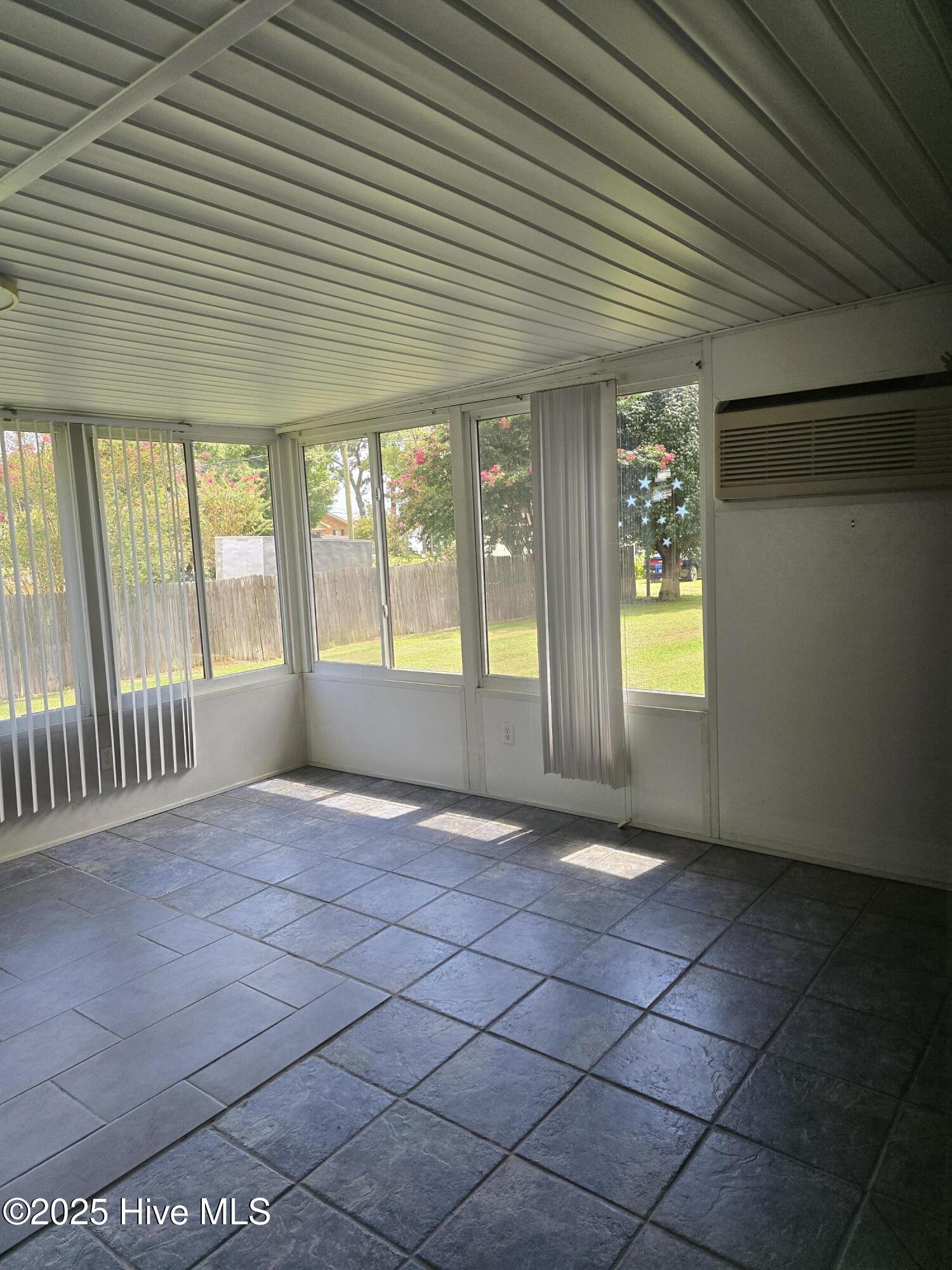 100527387 | Photo 22