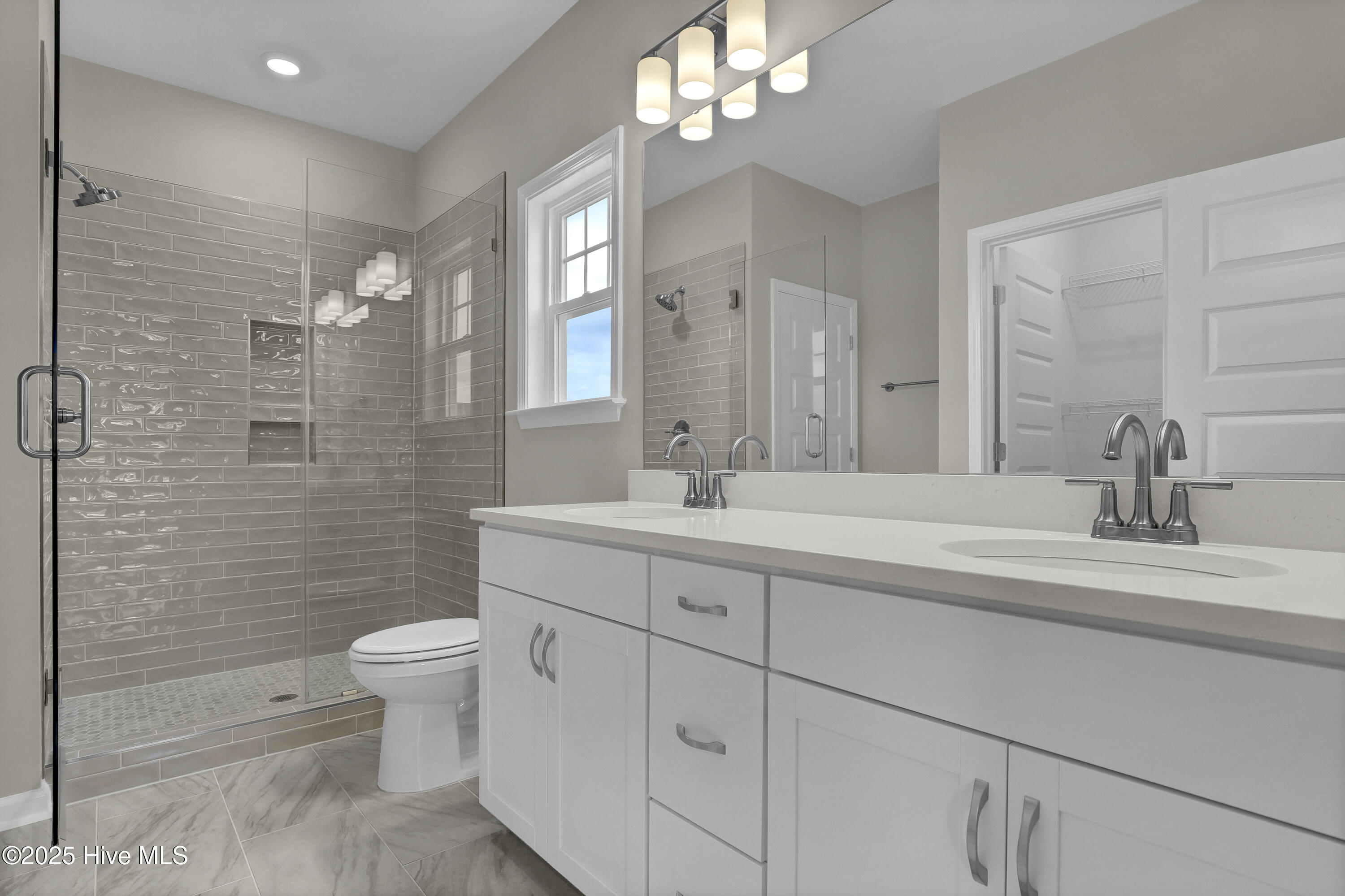 100518189 | Photo 18