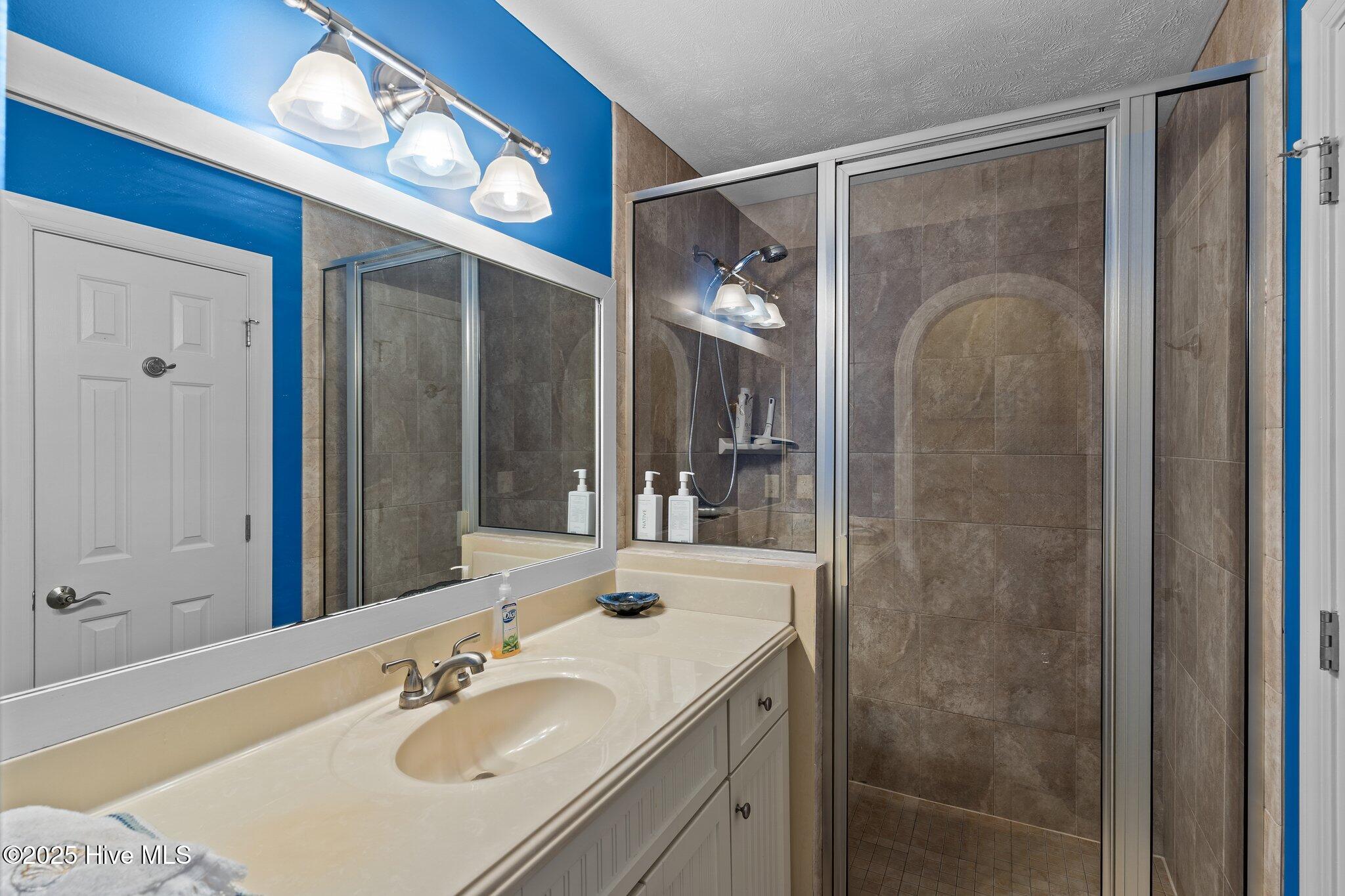 100514619 | Photo 15