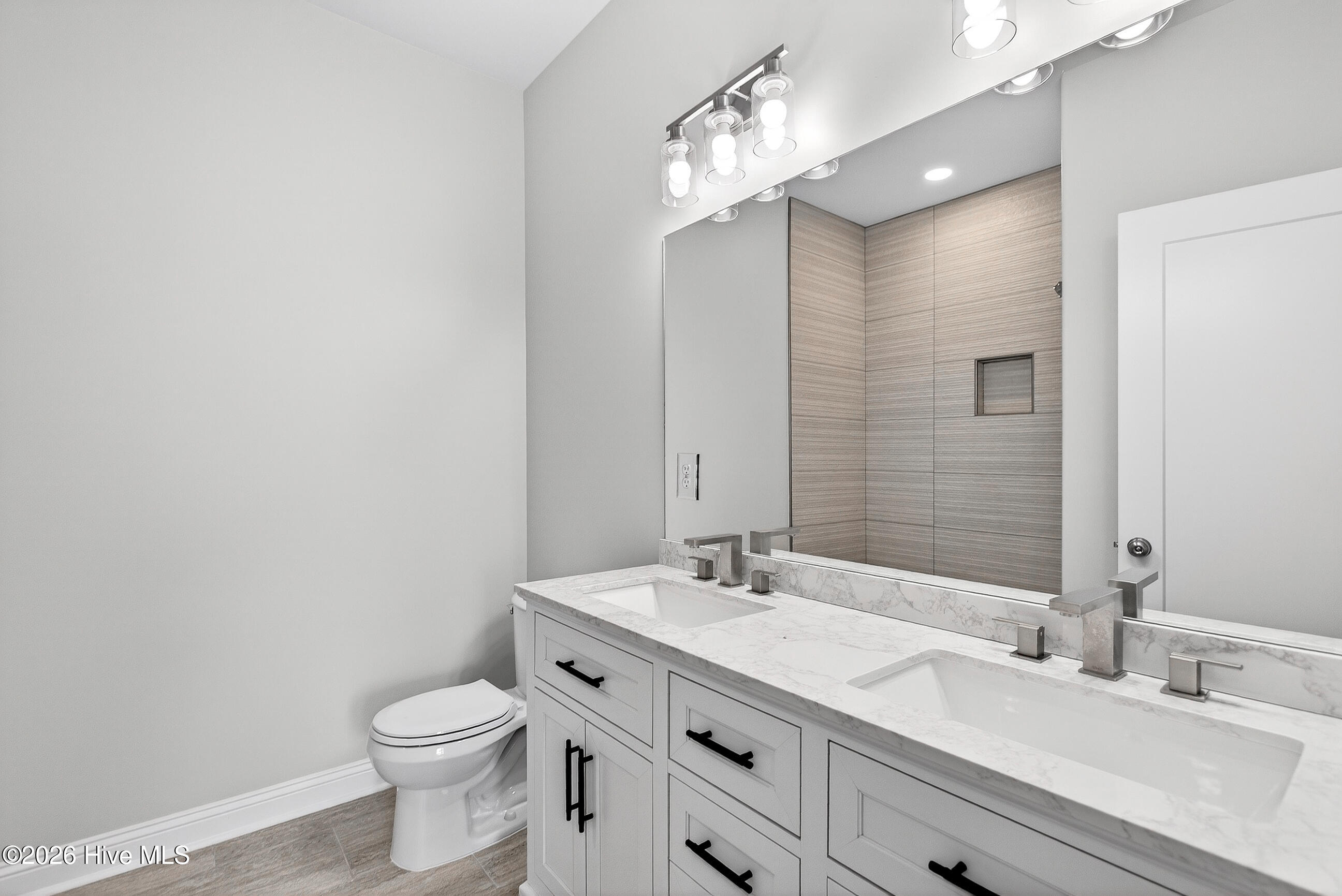 100559687 | Photo 28