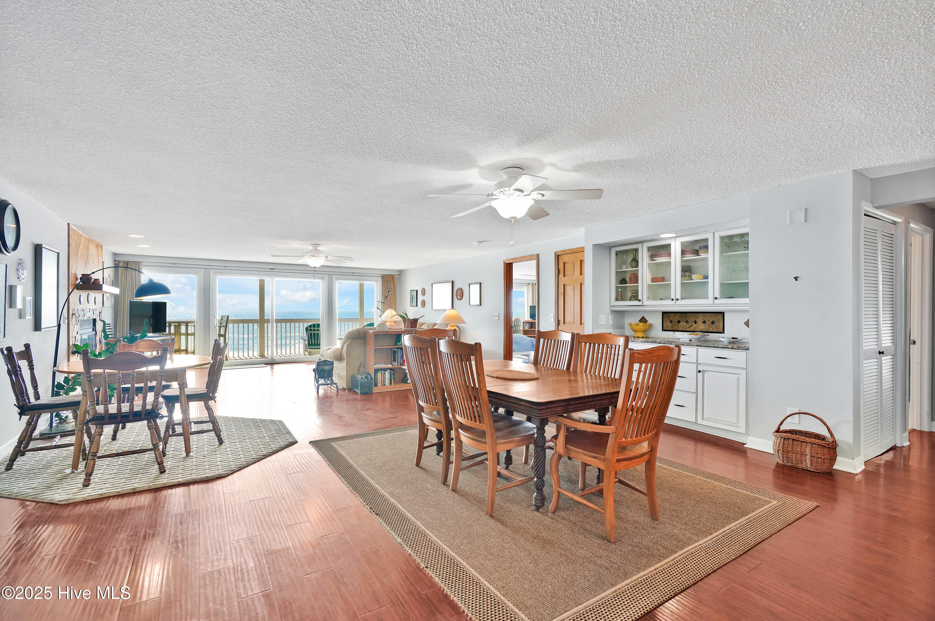 100570549 | Photo 10