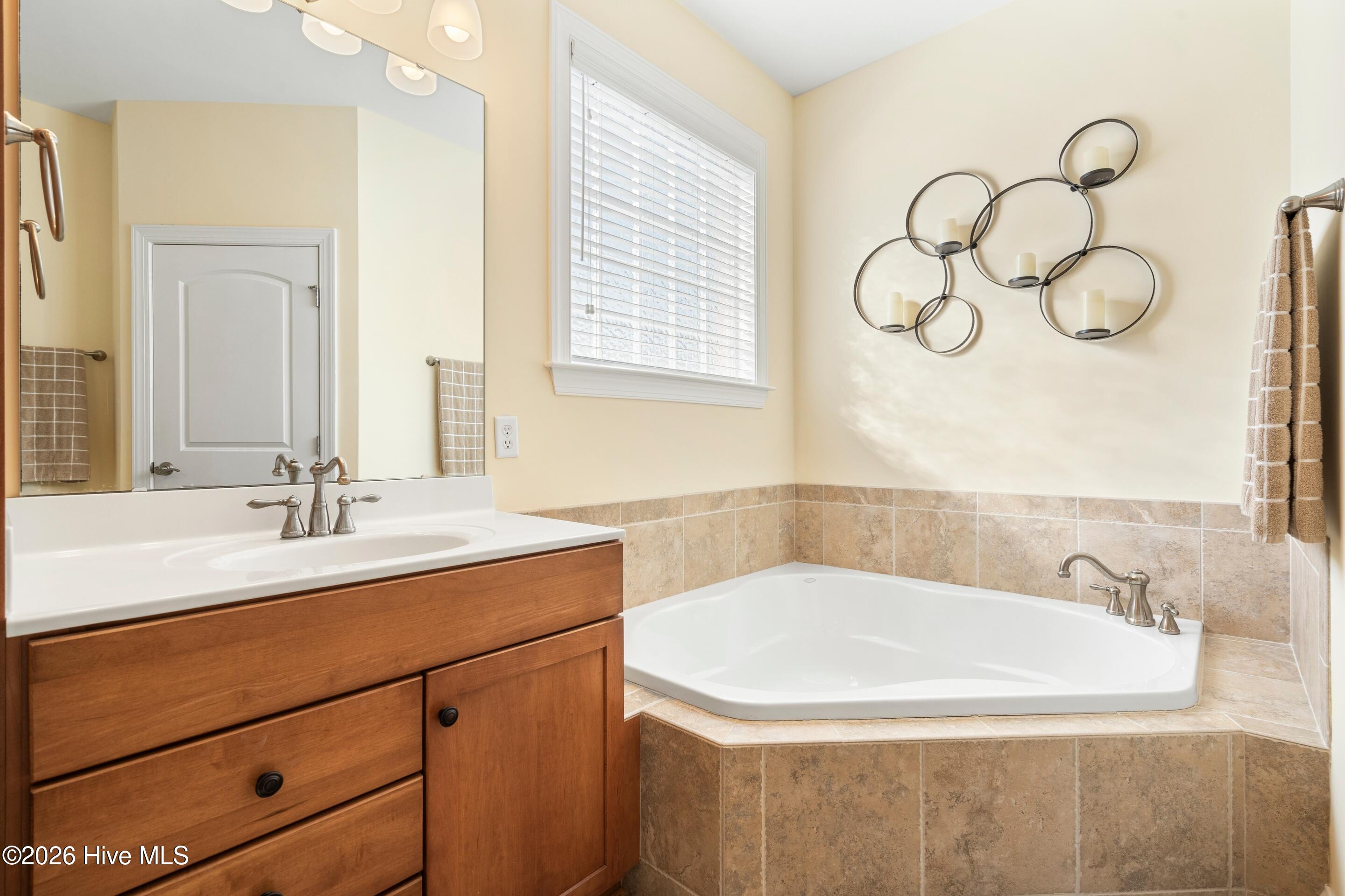 100550560 | Photo 33