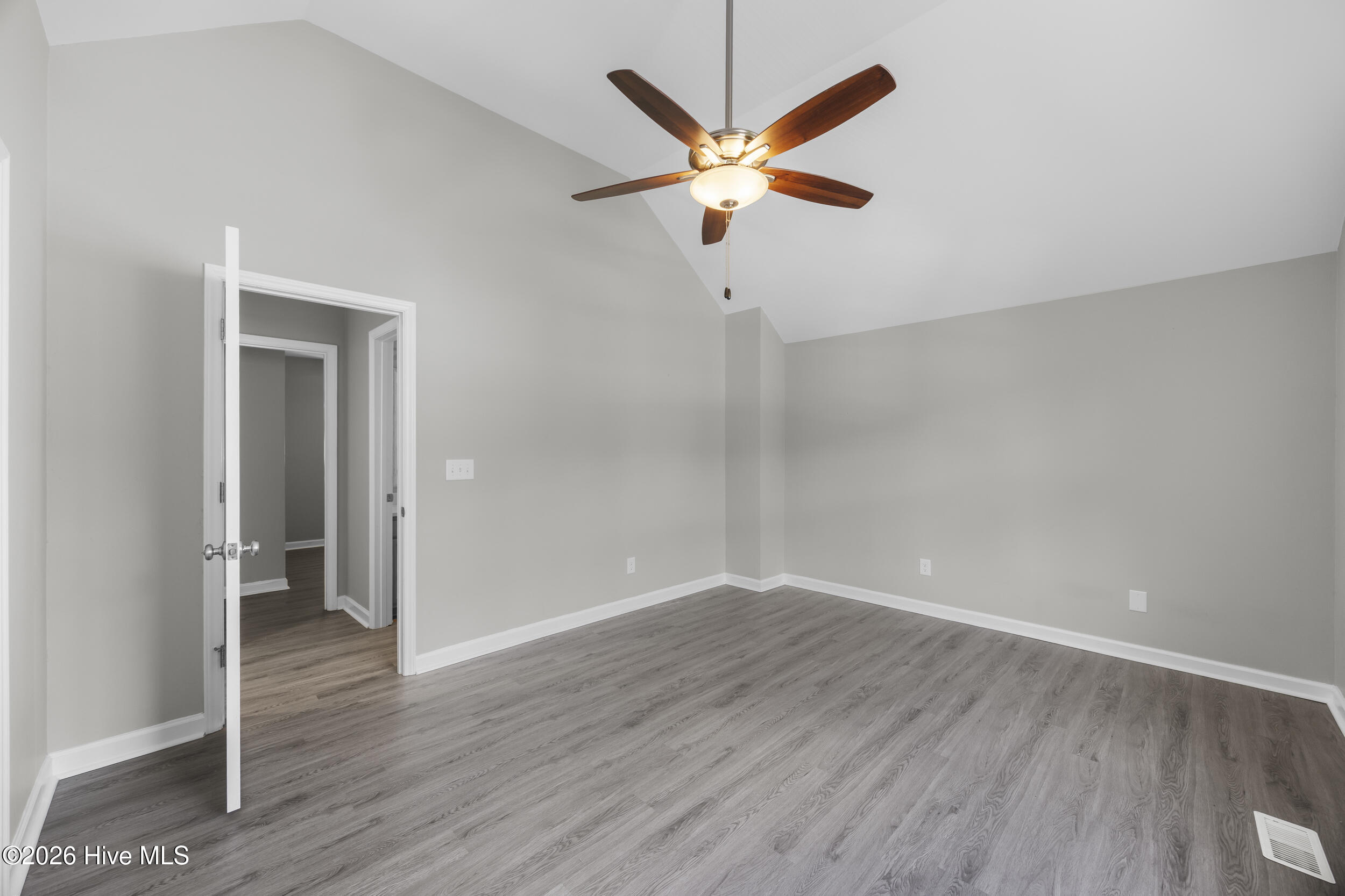 100570067 | Photo 23