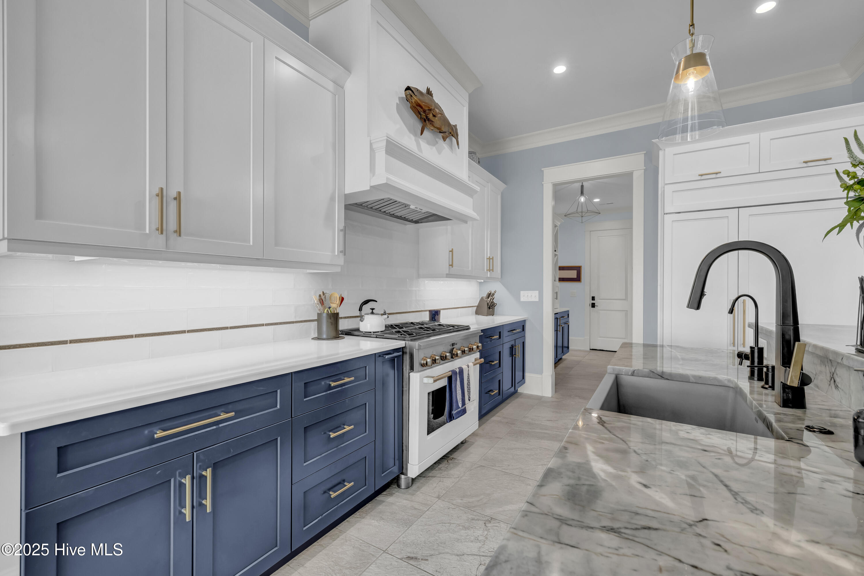 100537011 | Photo 23