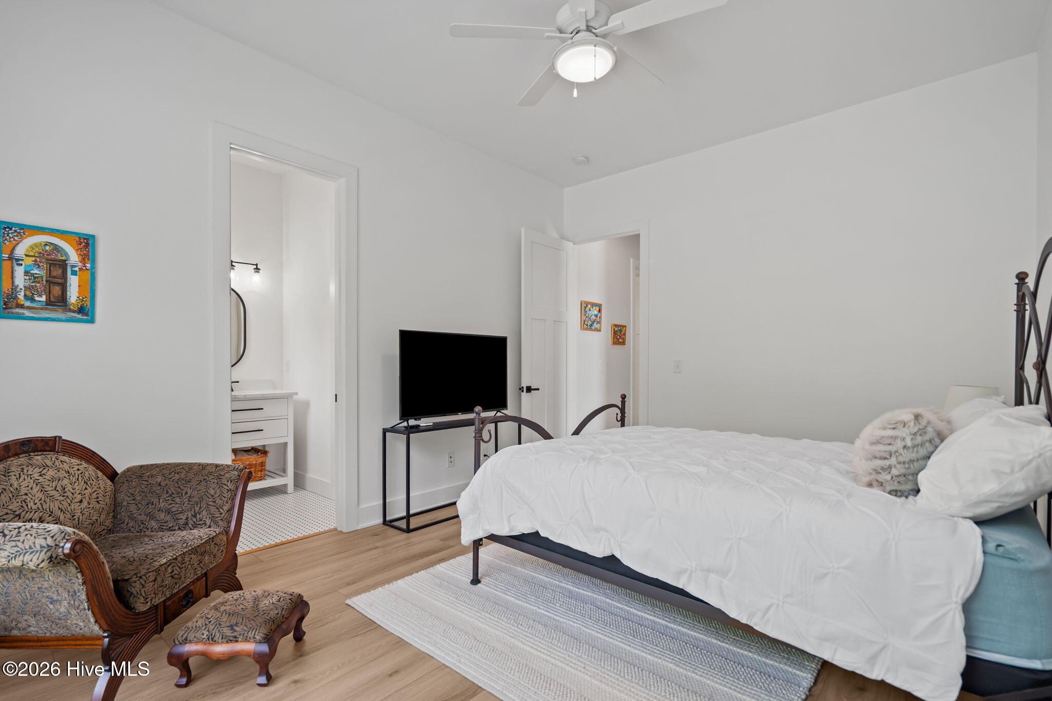 100566934 | Photo 46