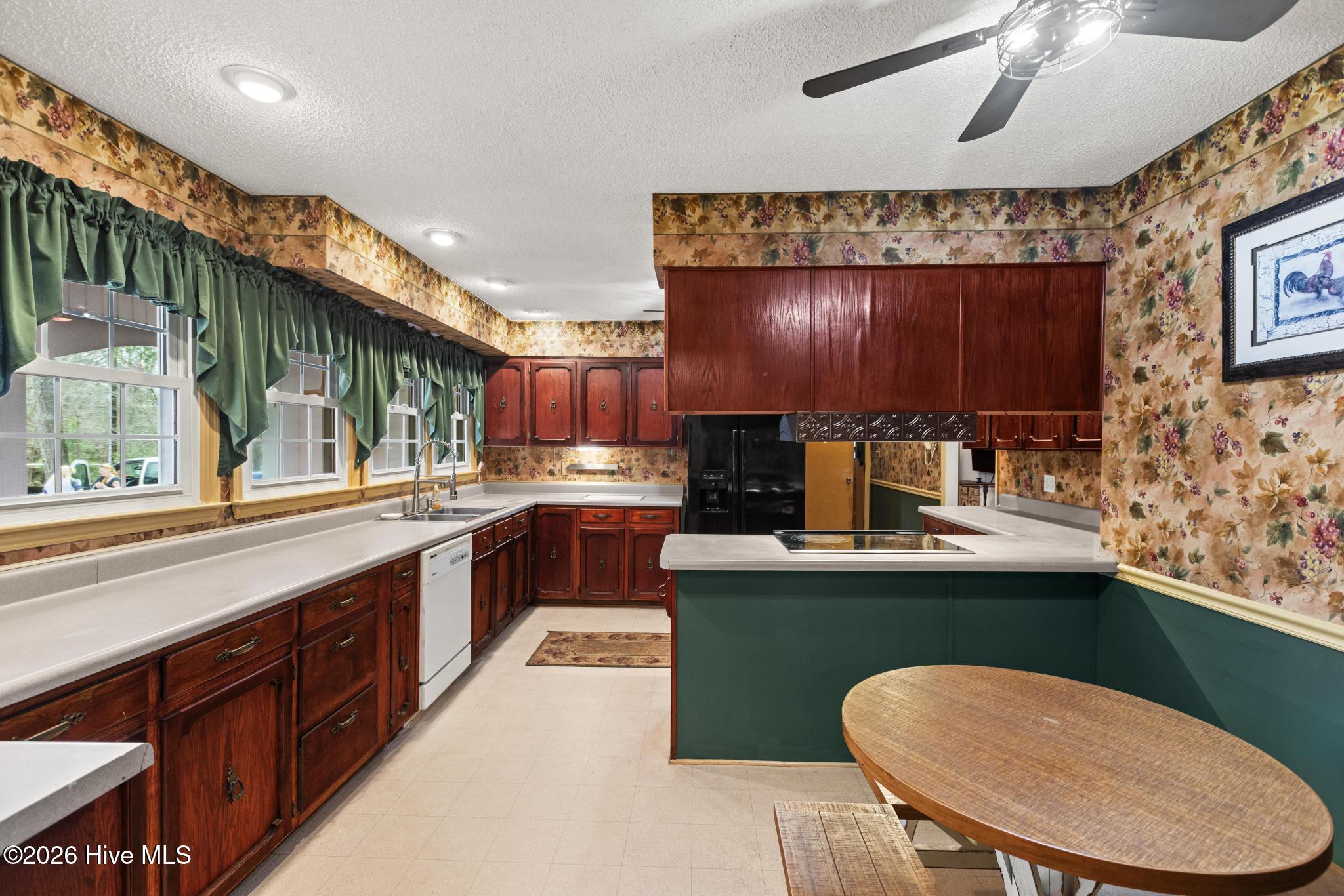 100560657 | Photo 18