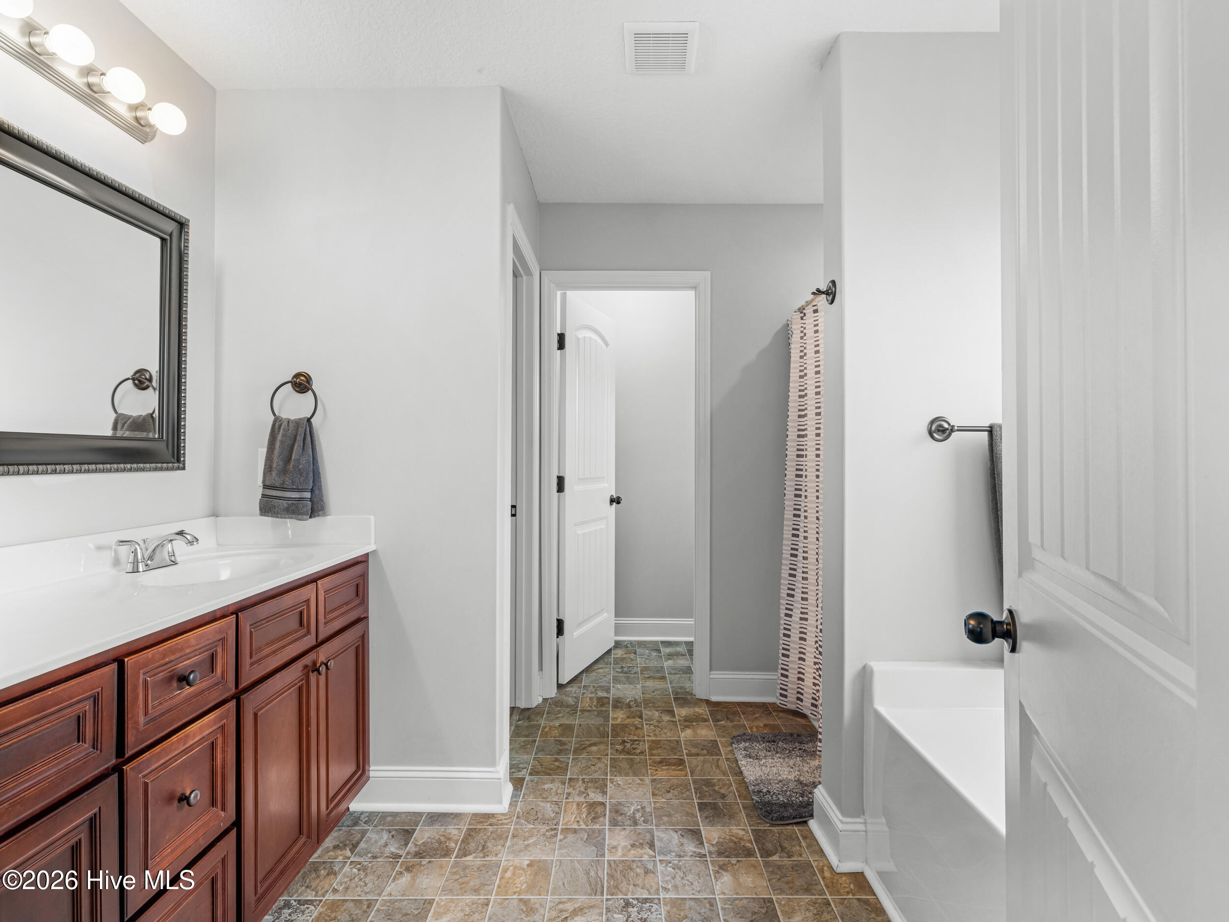 100548593 | Photo 25