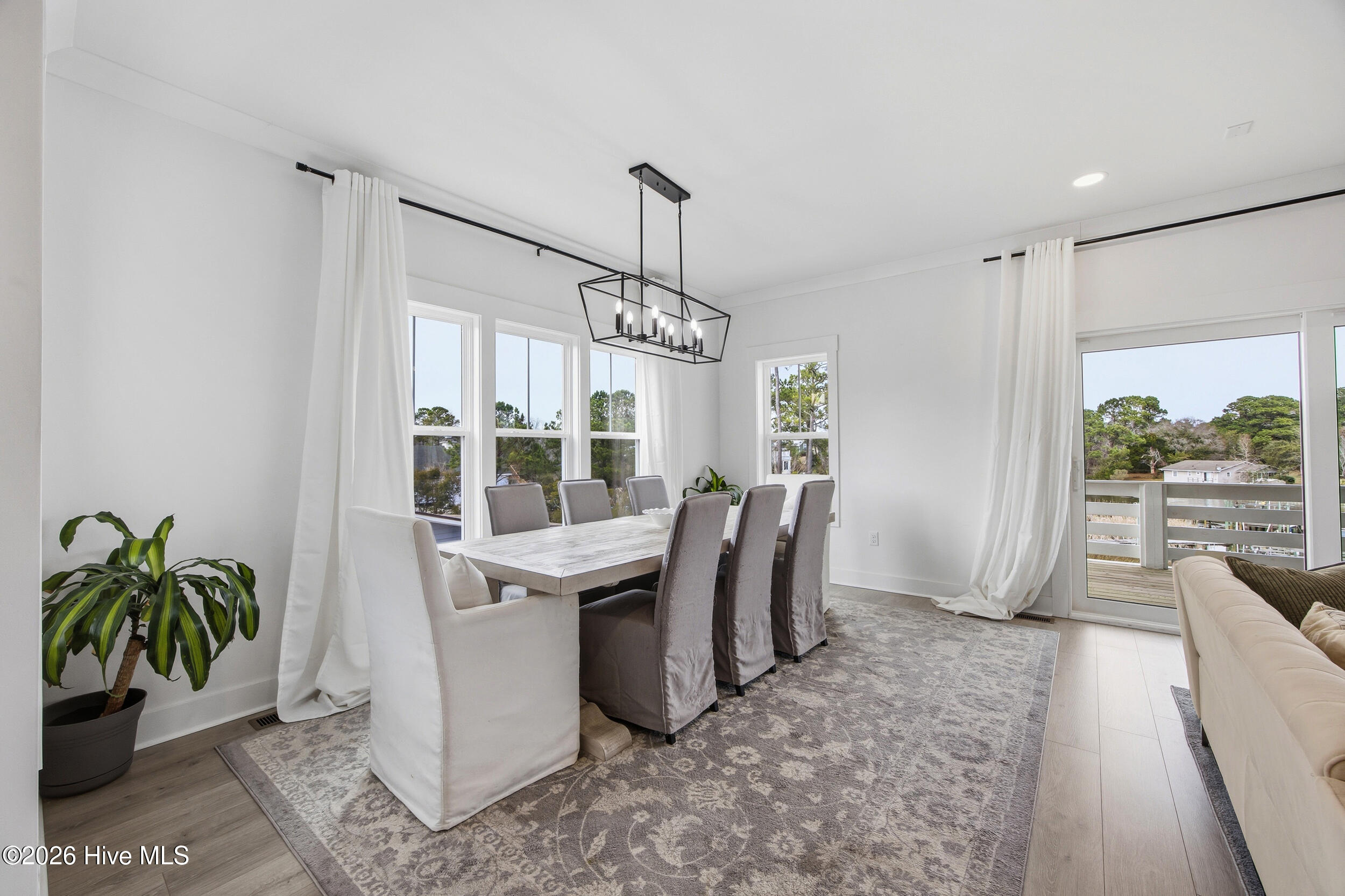 100558595 | Photo 24