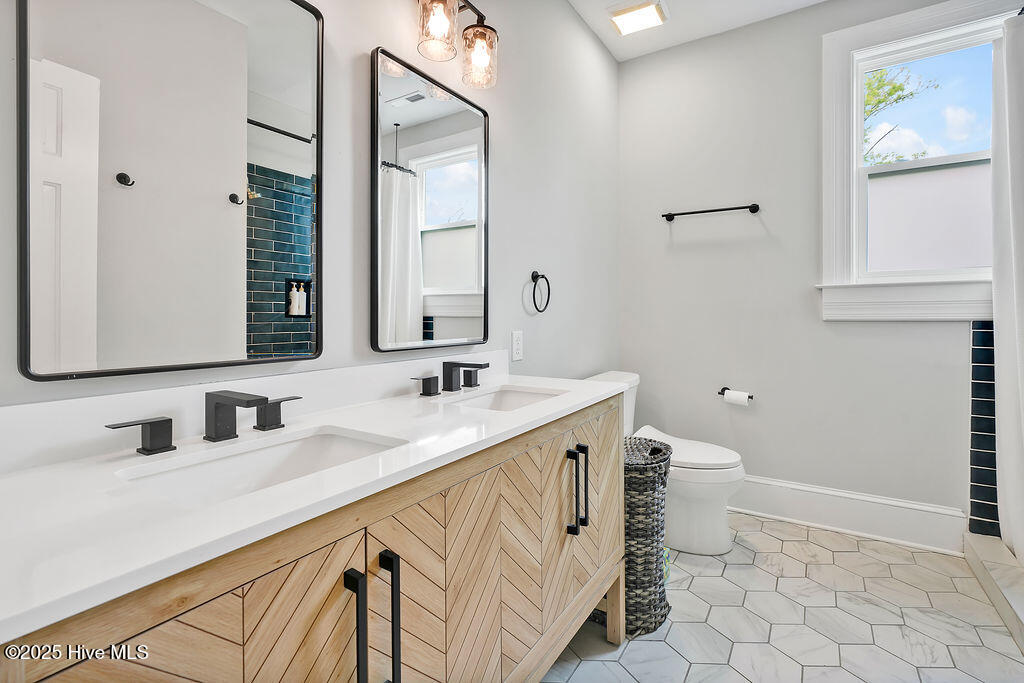 100528025 | Photo 28