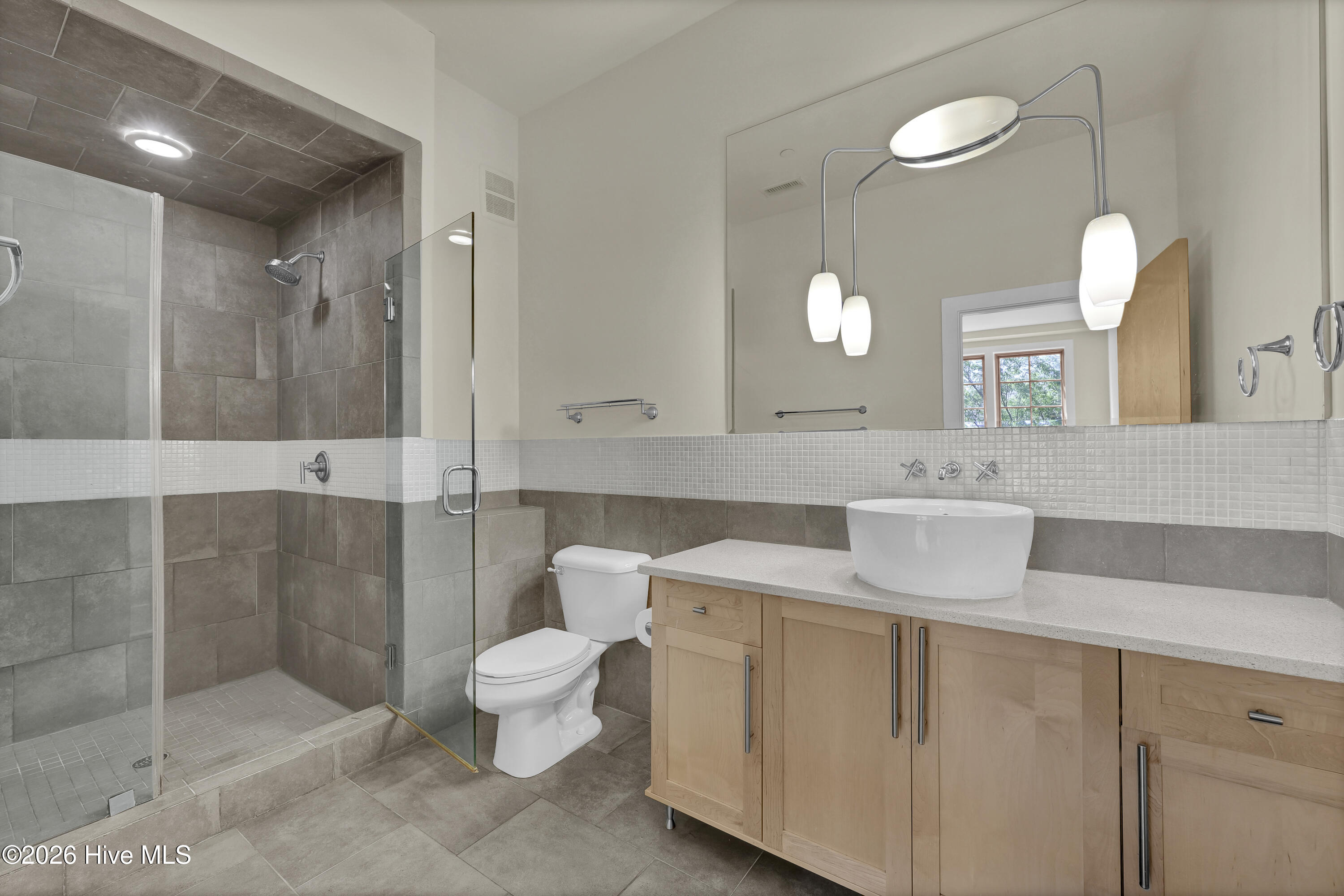 100566335 | Photo 17