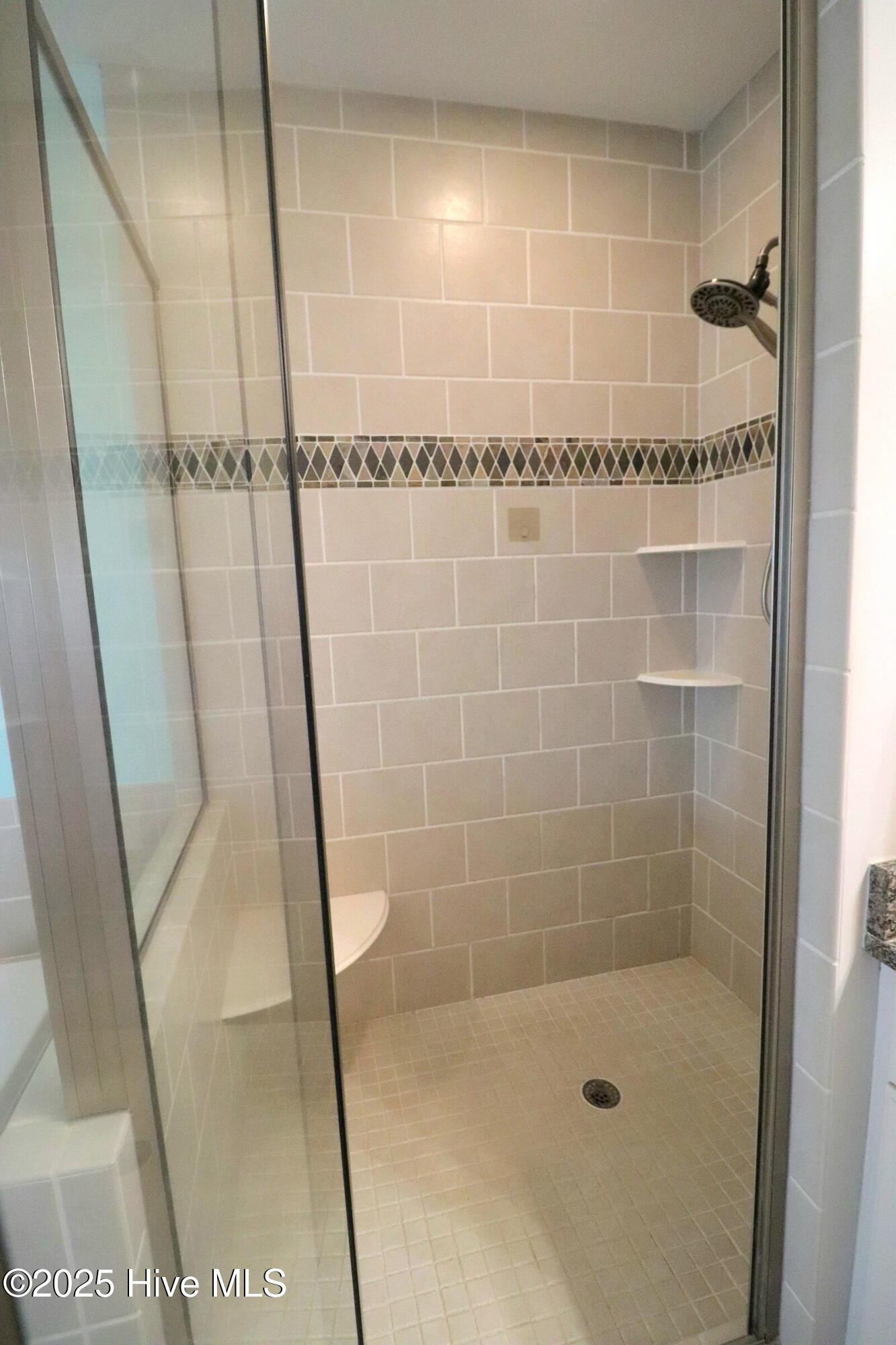 100530472 | Photo 15