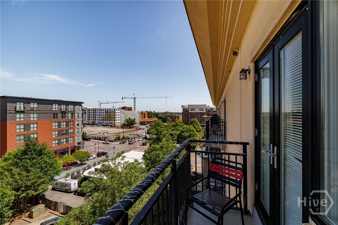 250 Broad Street W 819