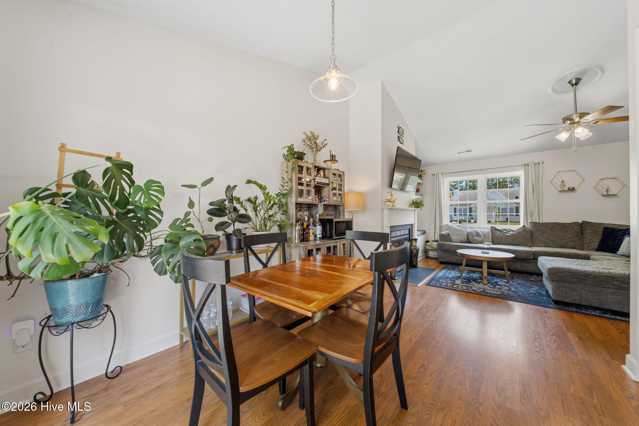 100560647 | Photo 11