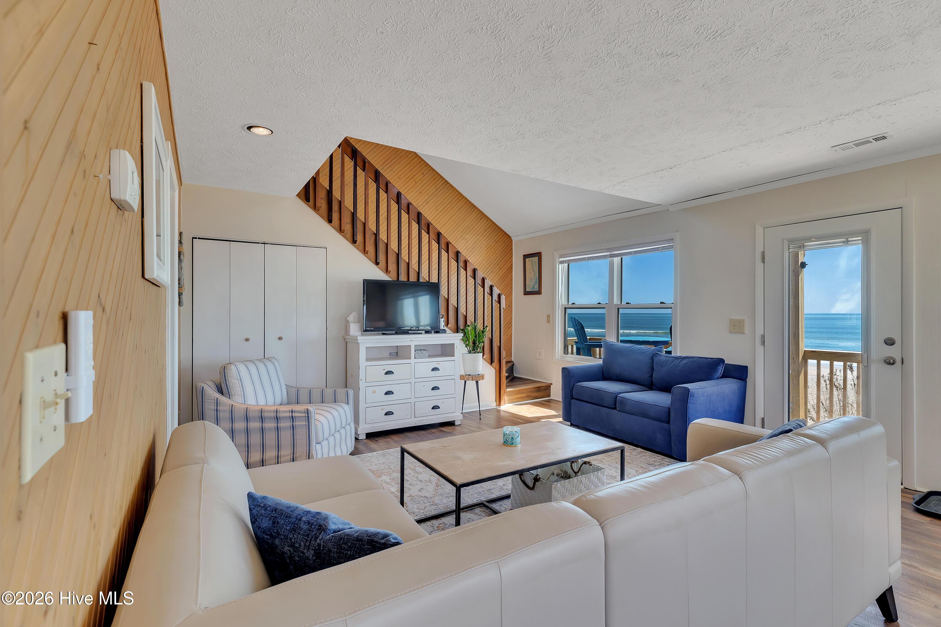 100548009 | Photo 11