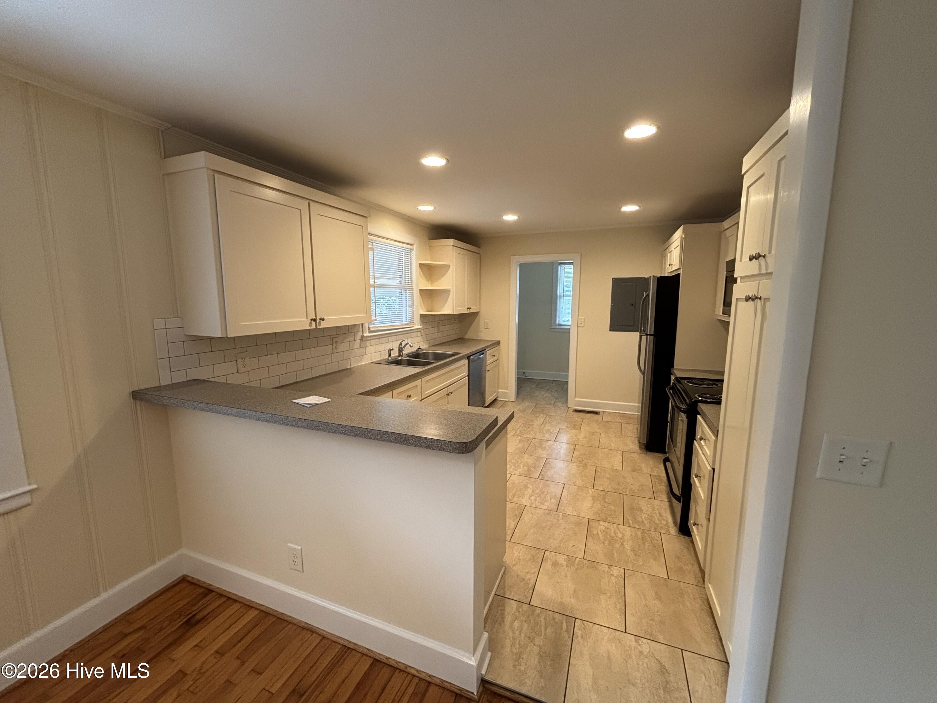 100561004 | Photo 11