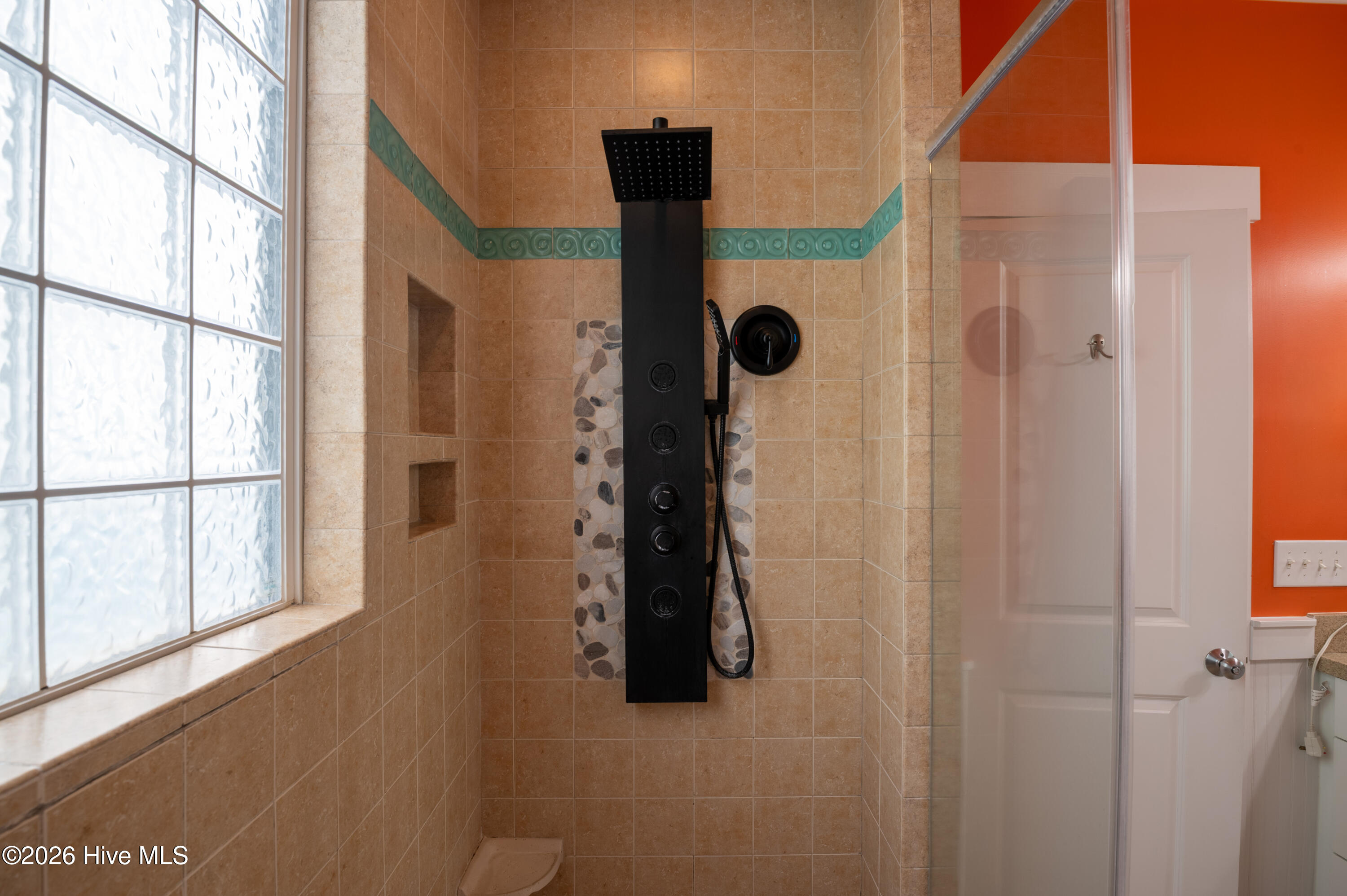 100550825 | Photo 41