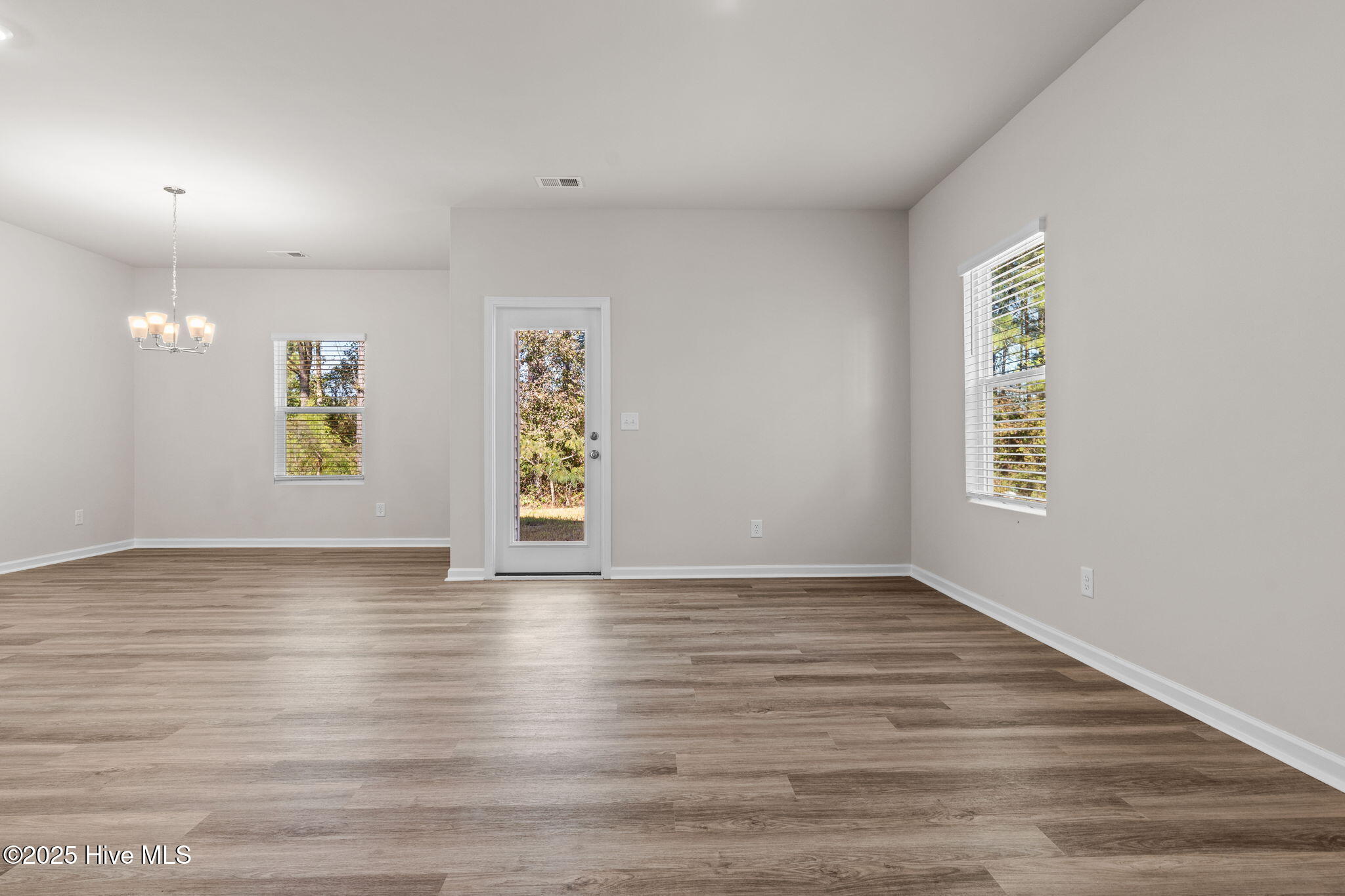 100569081 | Photo 18