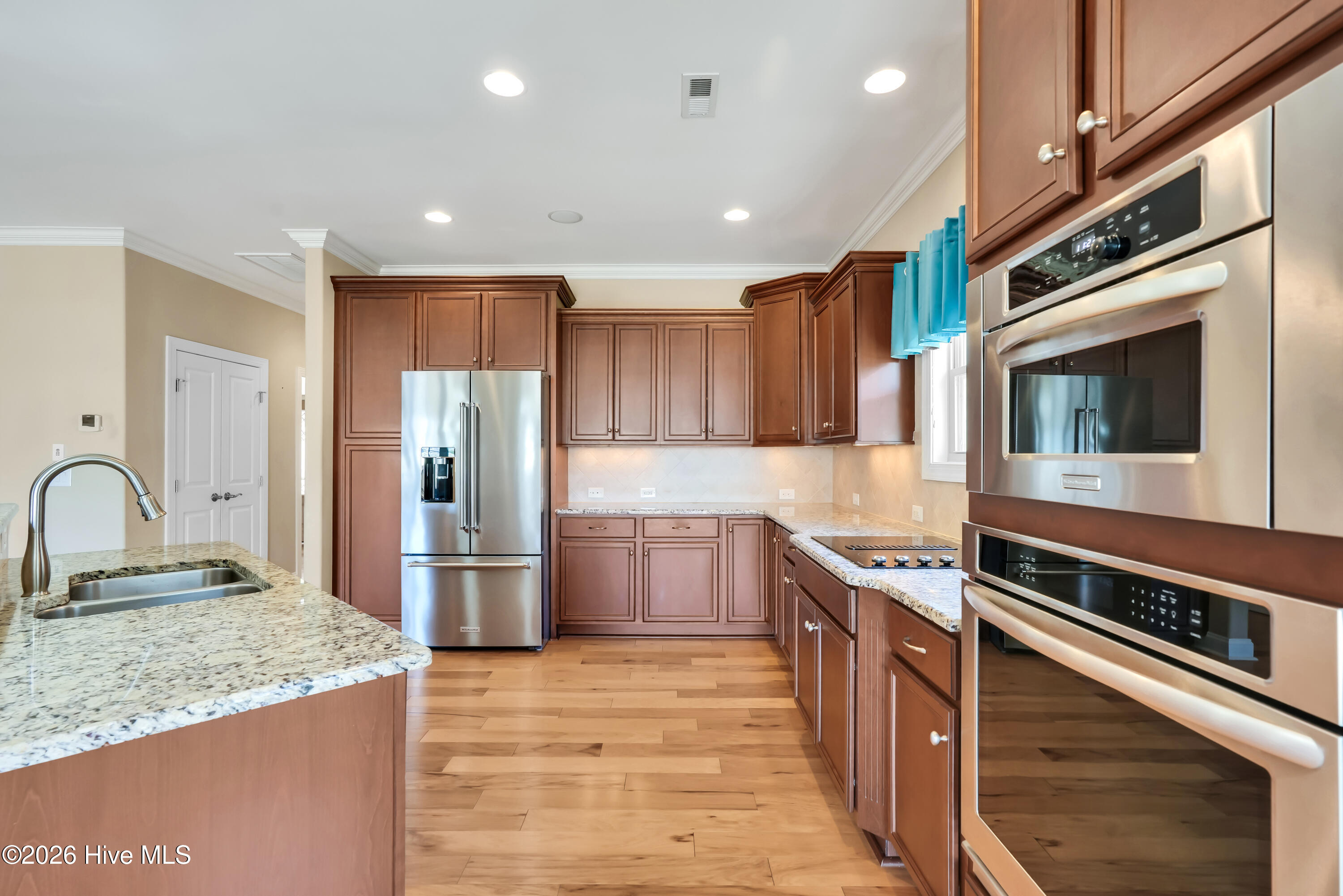 100562046 | Photo 11