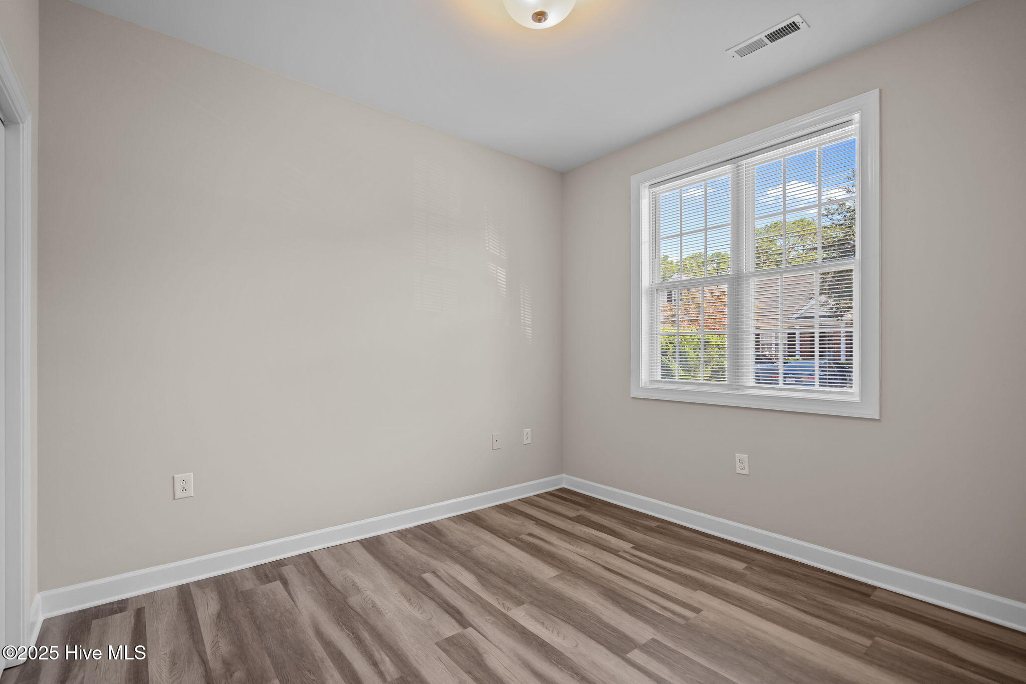 100540244 | Photo 31