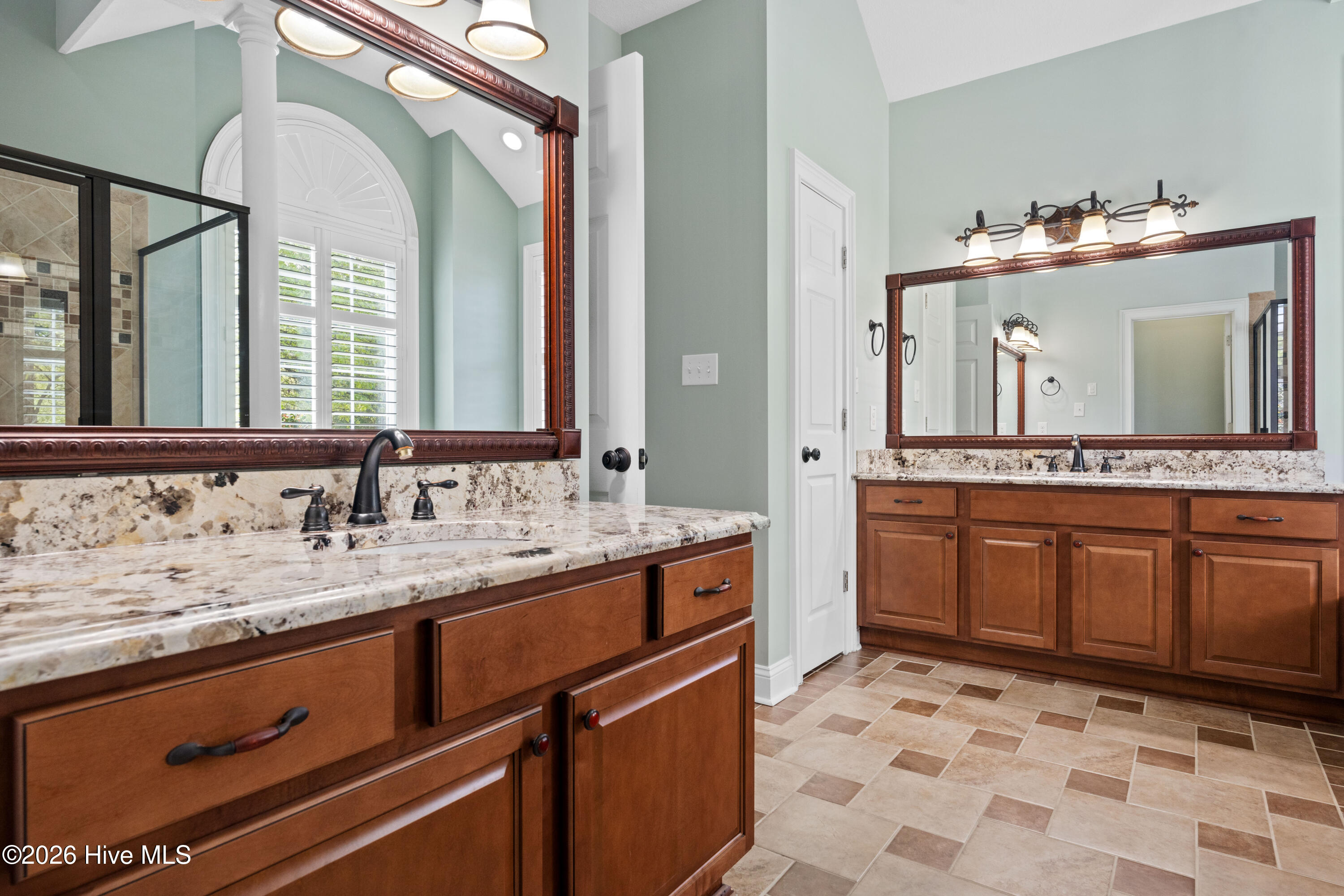 100565289 | Photo 41