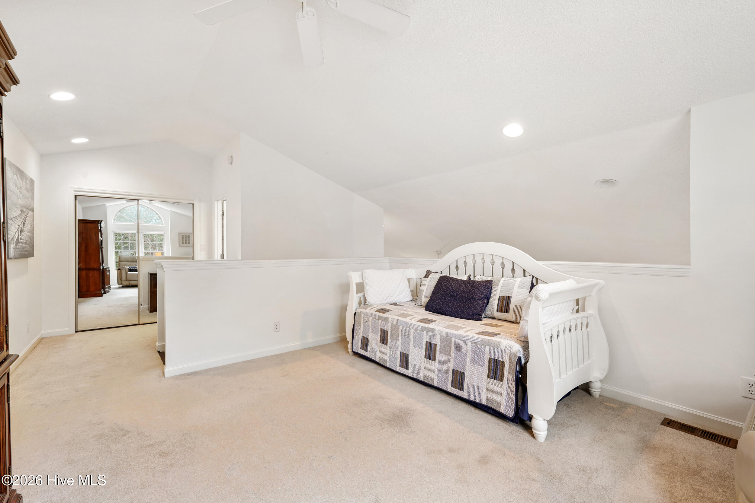 100557984 | Photo 26