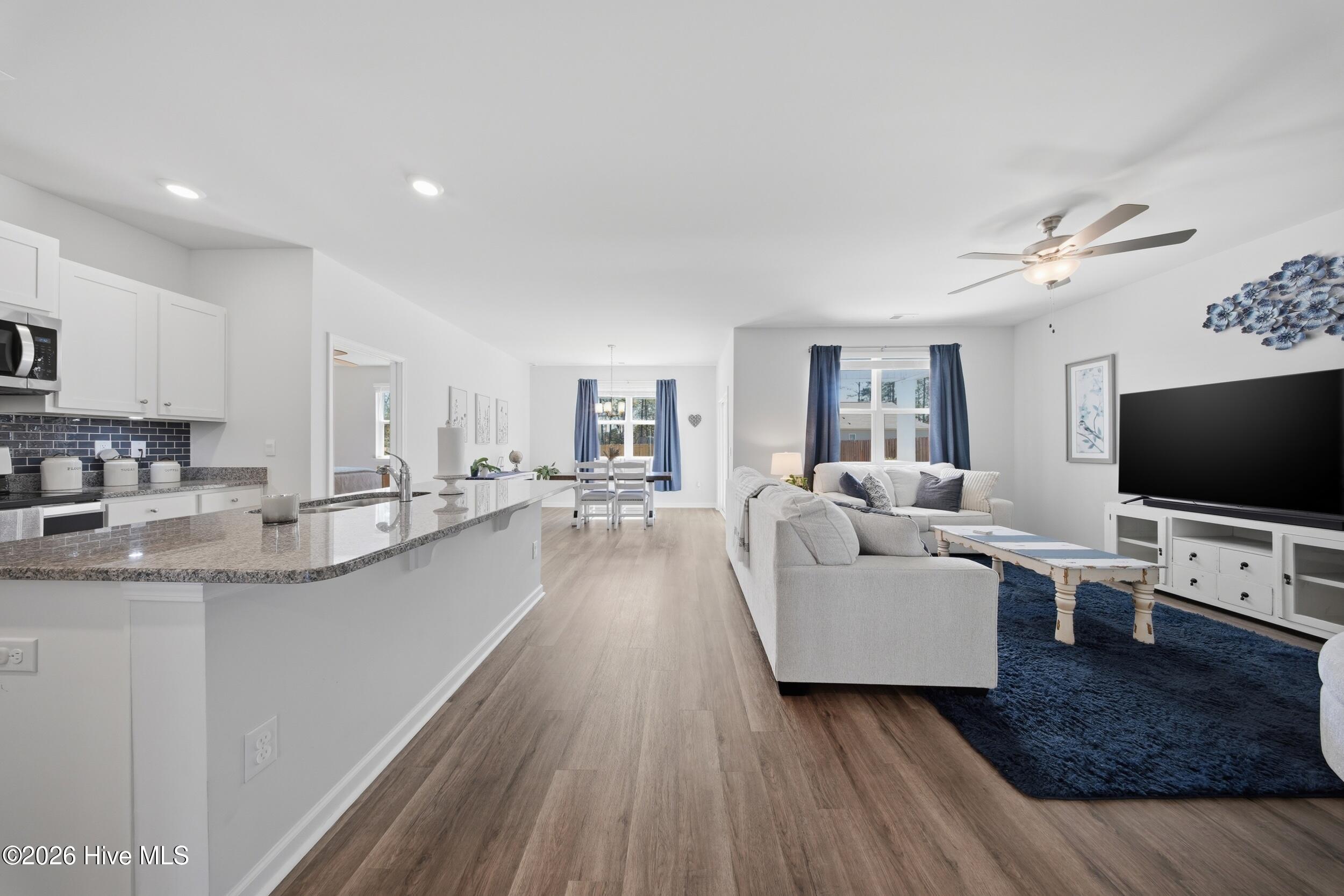 100565594 | Photo 14