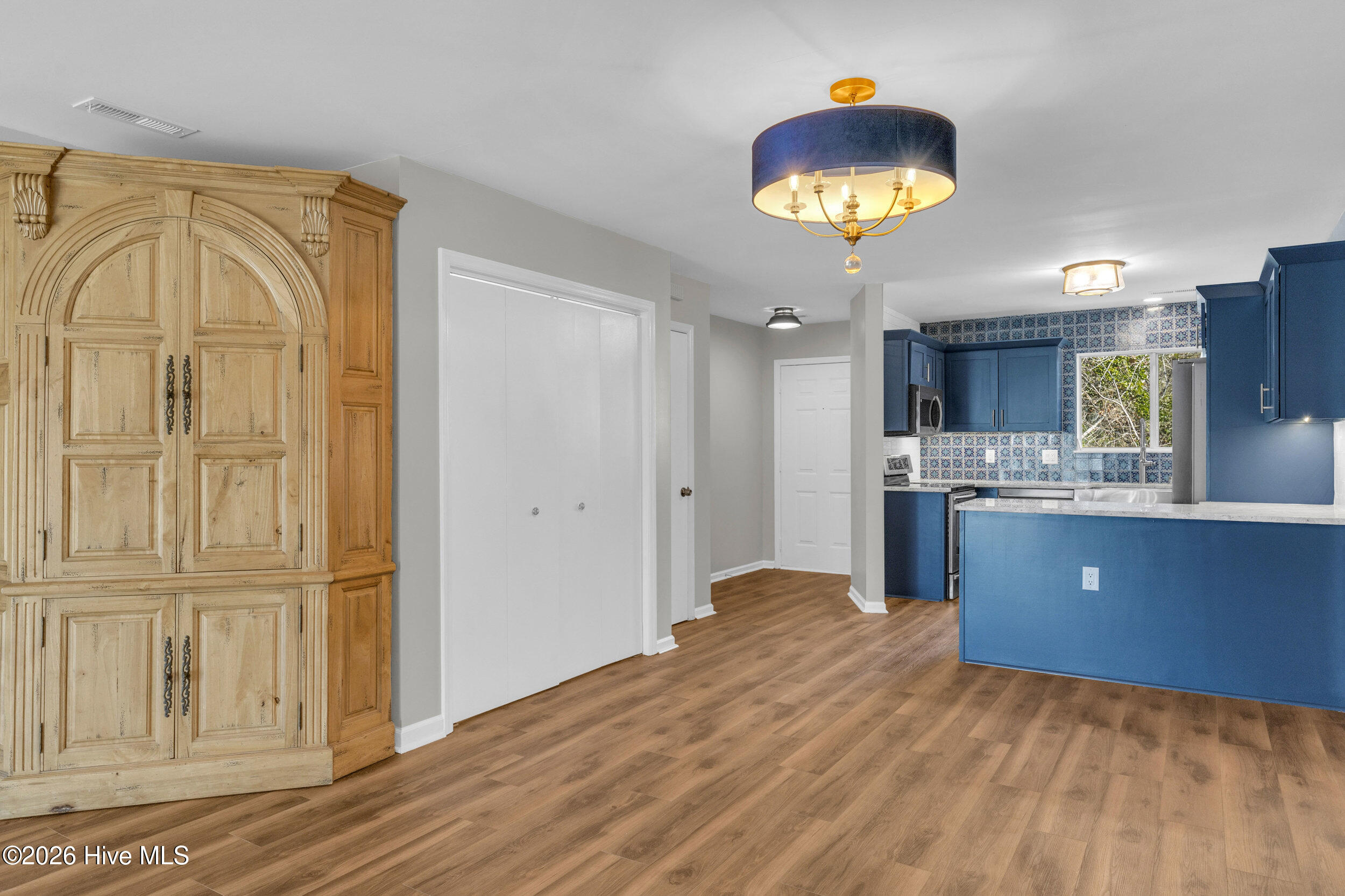 100549306 | Photo 11