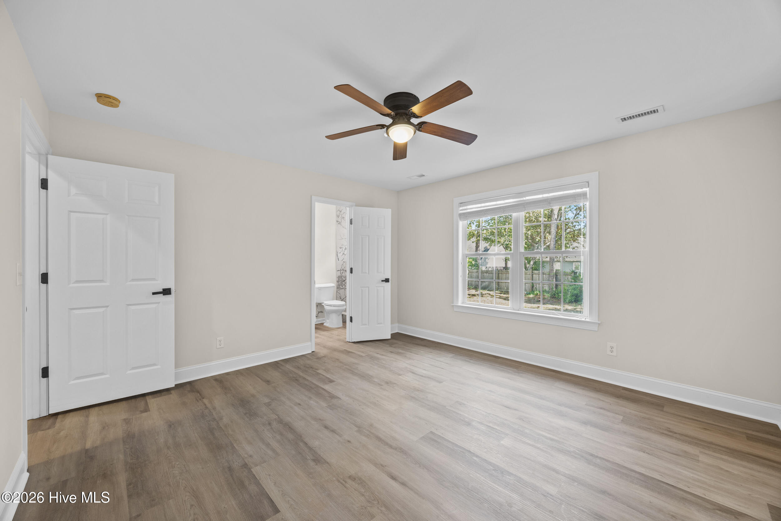 100569542 | Photo 25