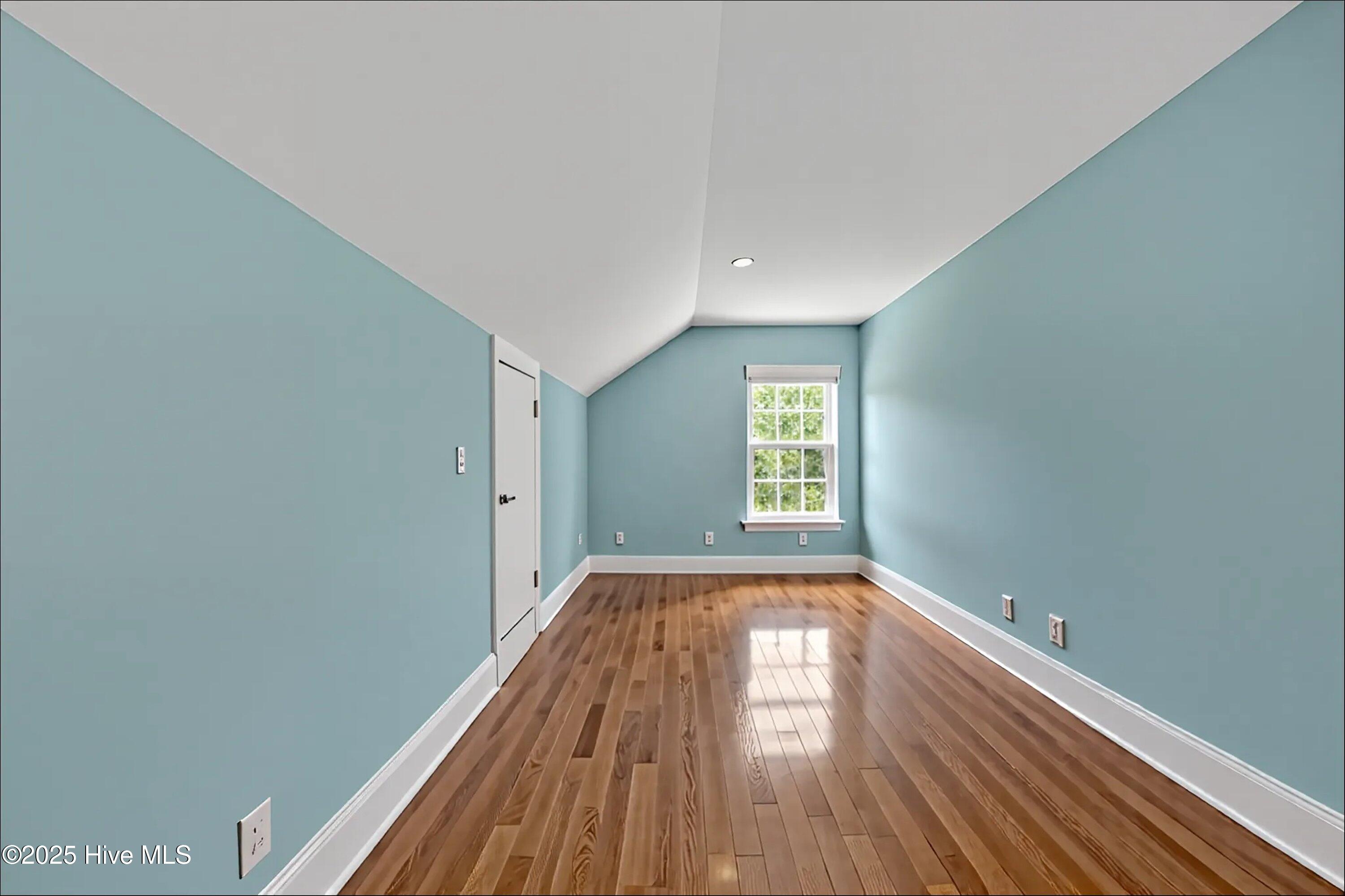 100526883 | Photo 37