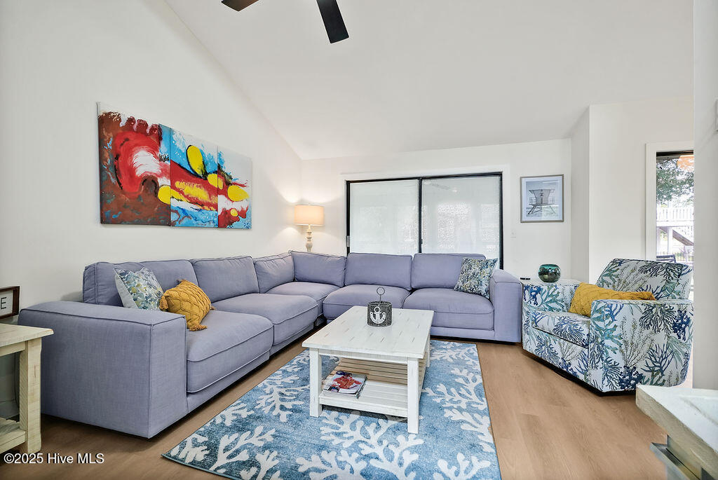 100570405 | Photo 25