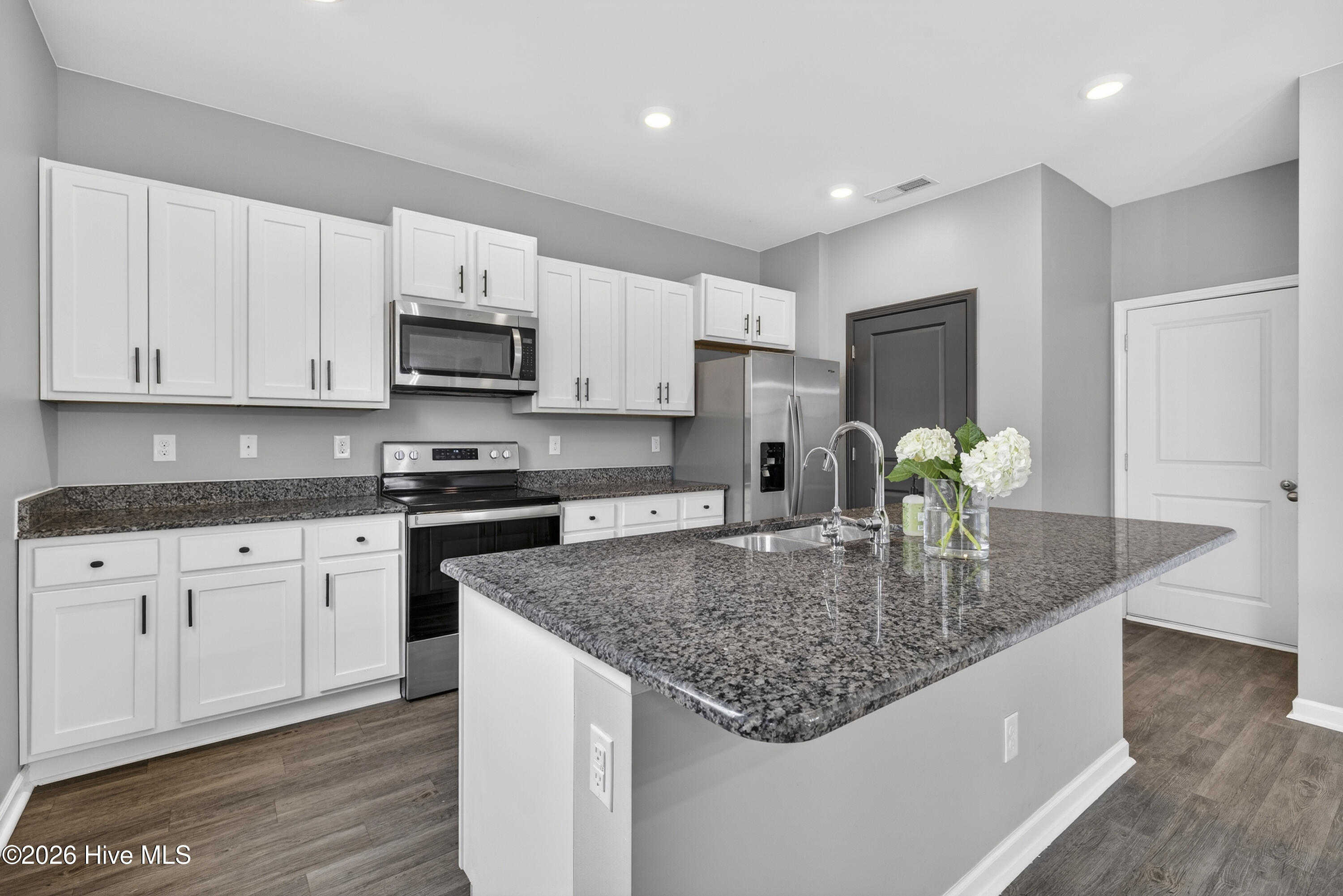 100558263 | Photo 14