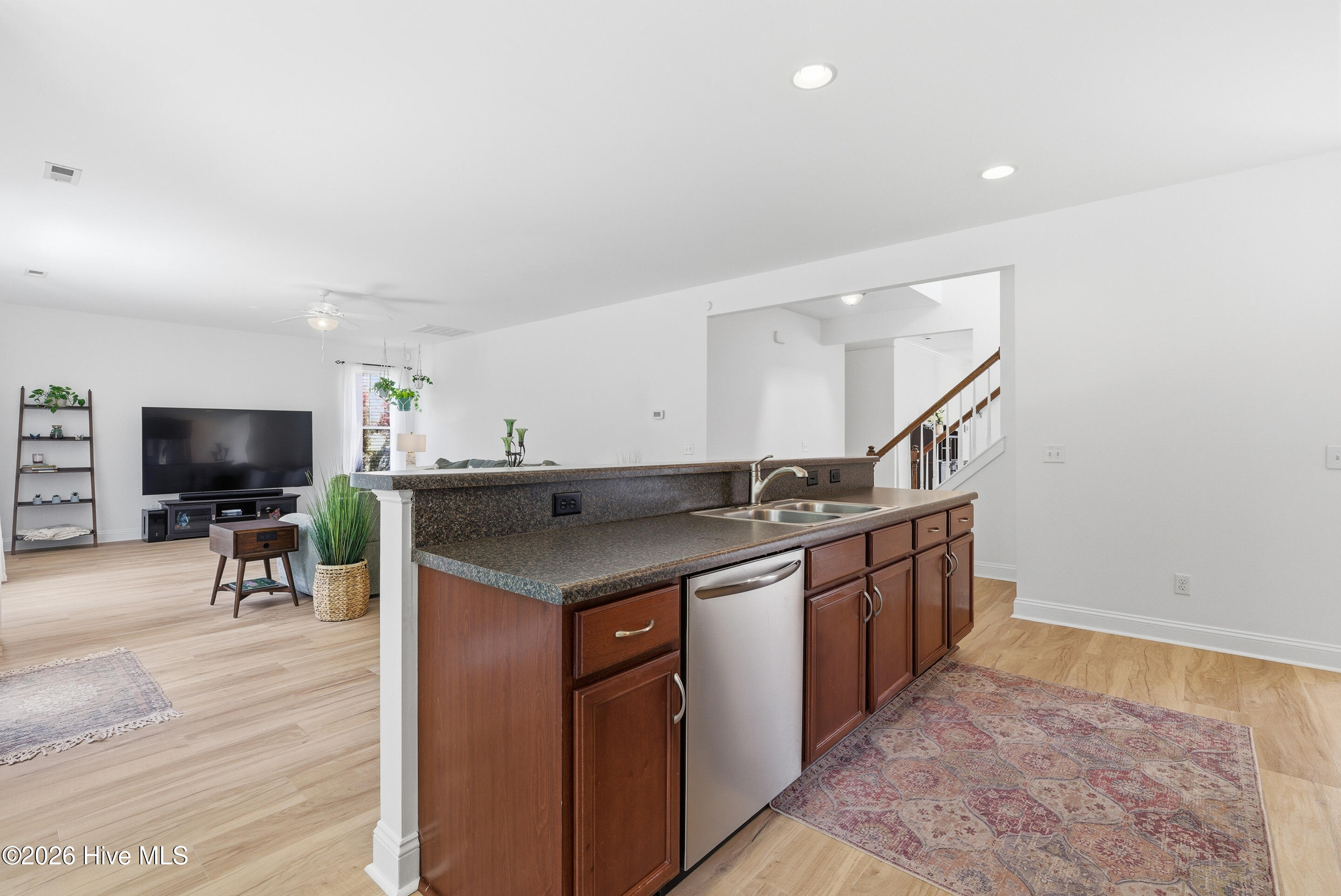 100563576 | Photo 14