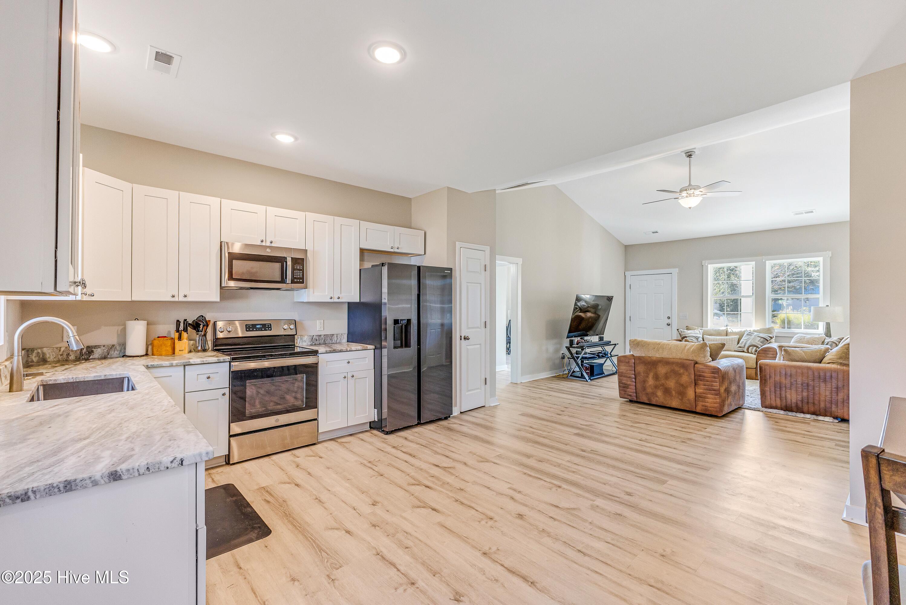 100542272 | Photo 16