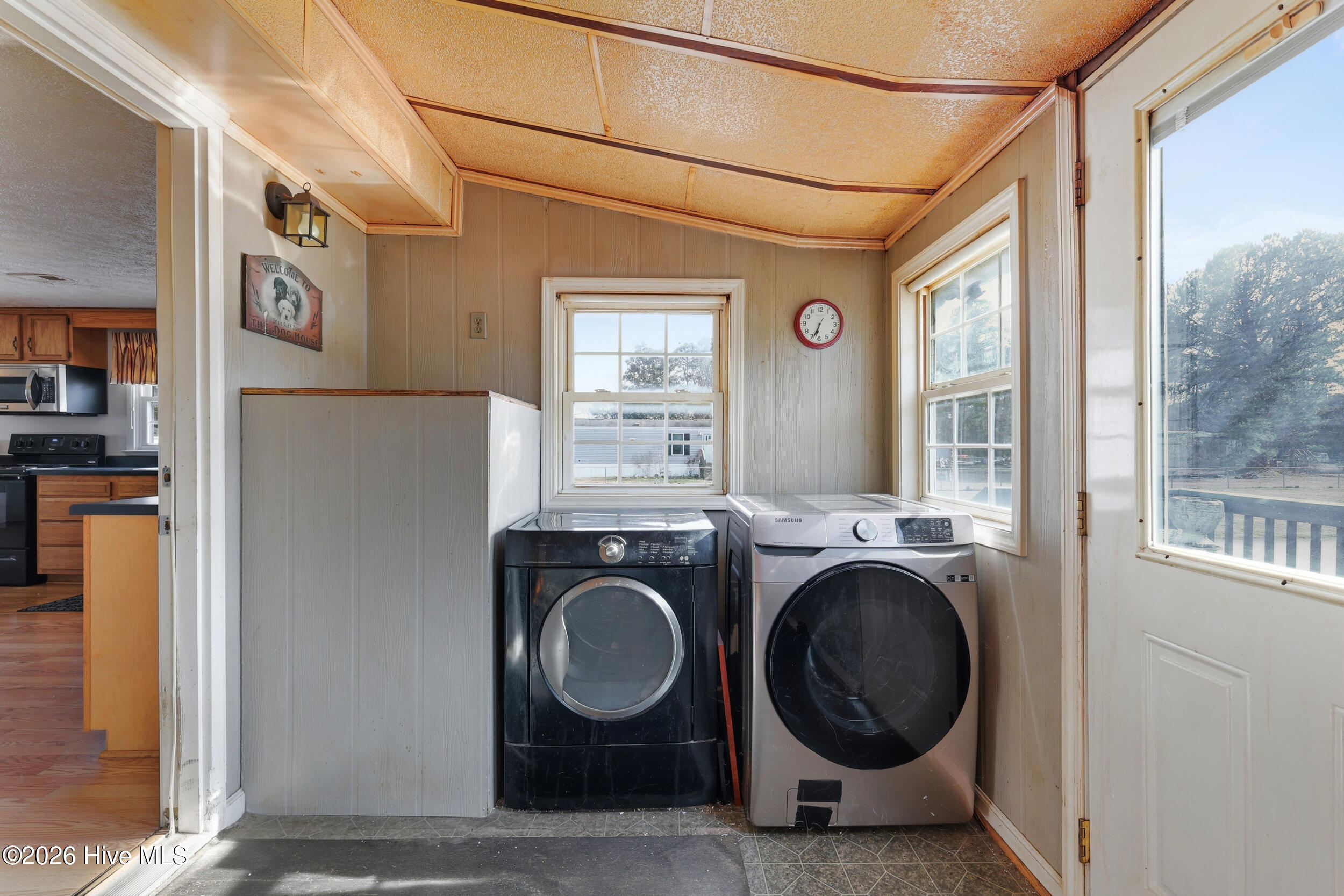 100555953 | Photo 16