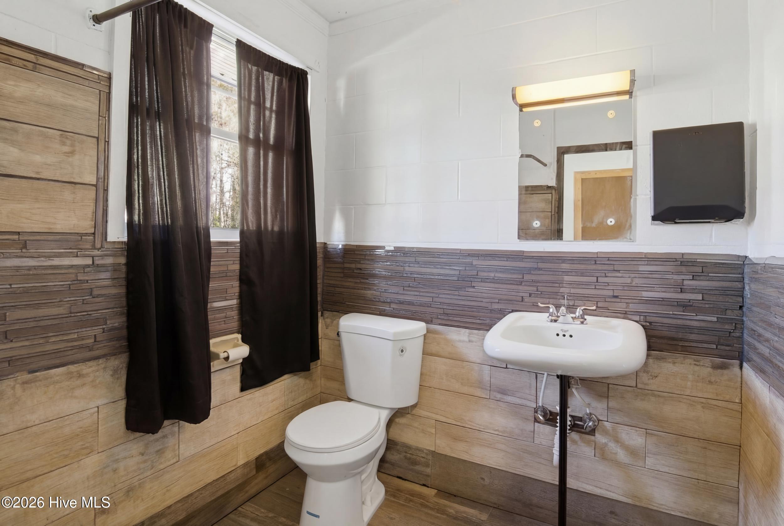 24_staffroom bathroom