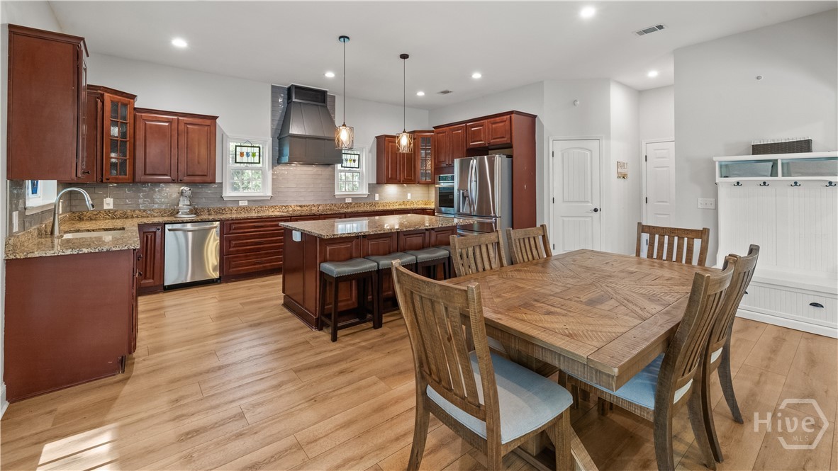 kitchen/eat in