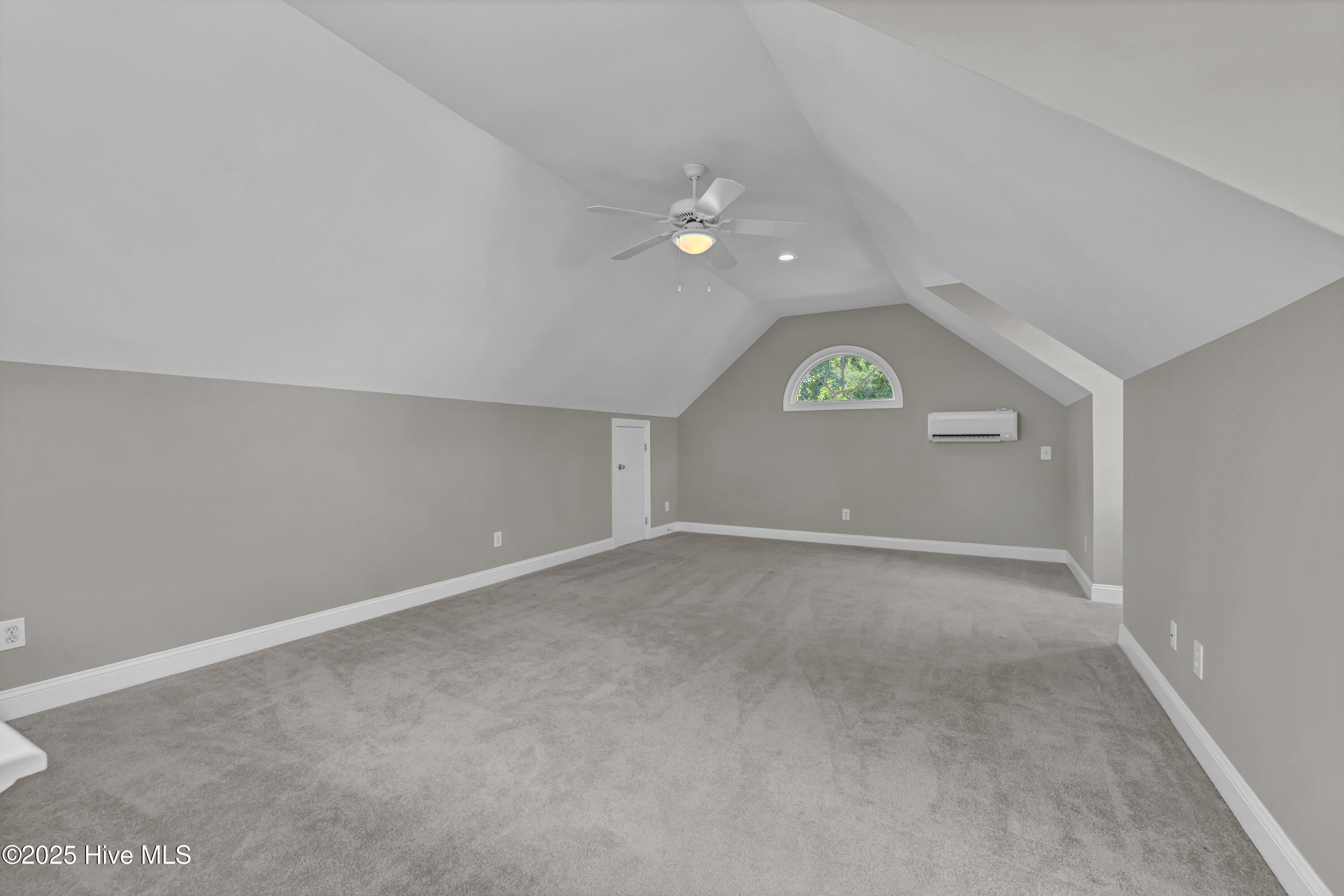 100565717 | Photo 48