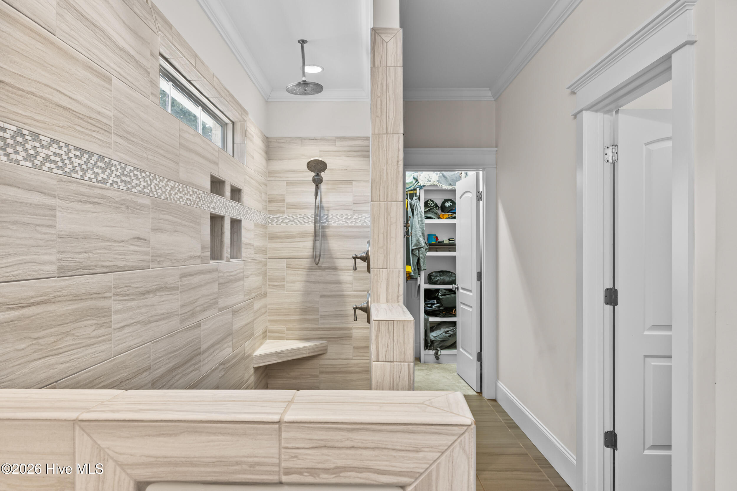 100562182 | Photo 40