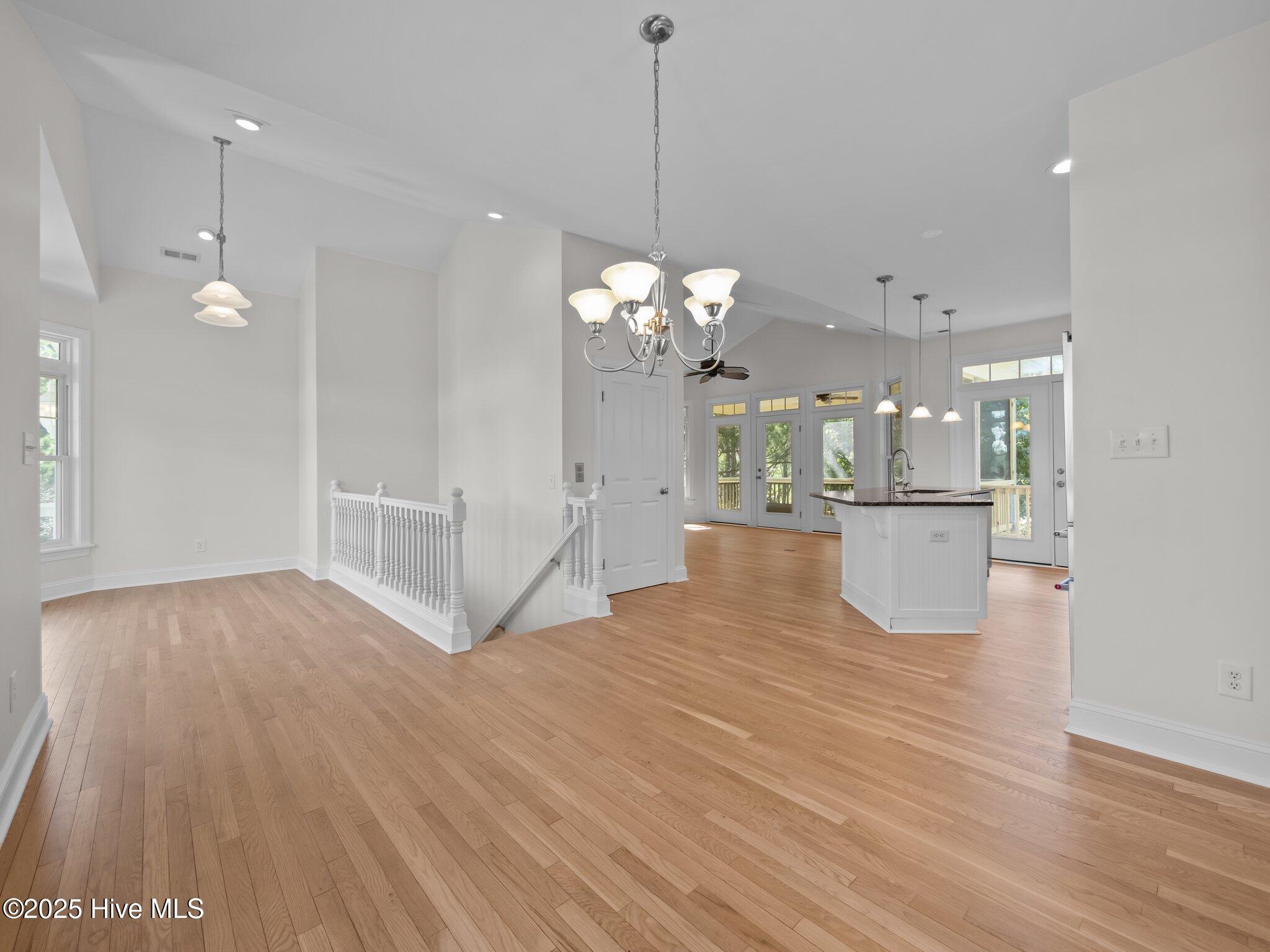 100518679 | Photo 12