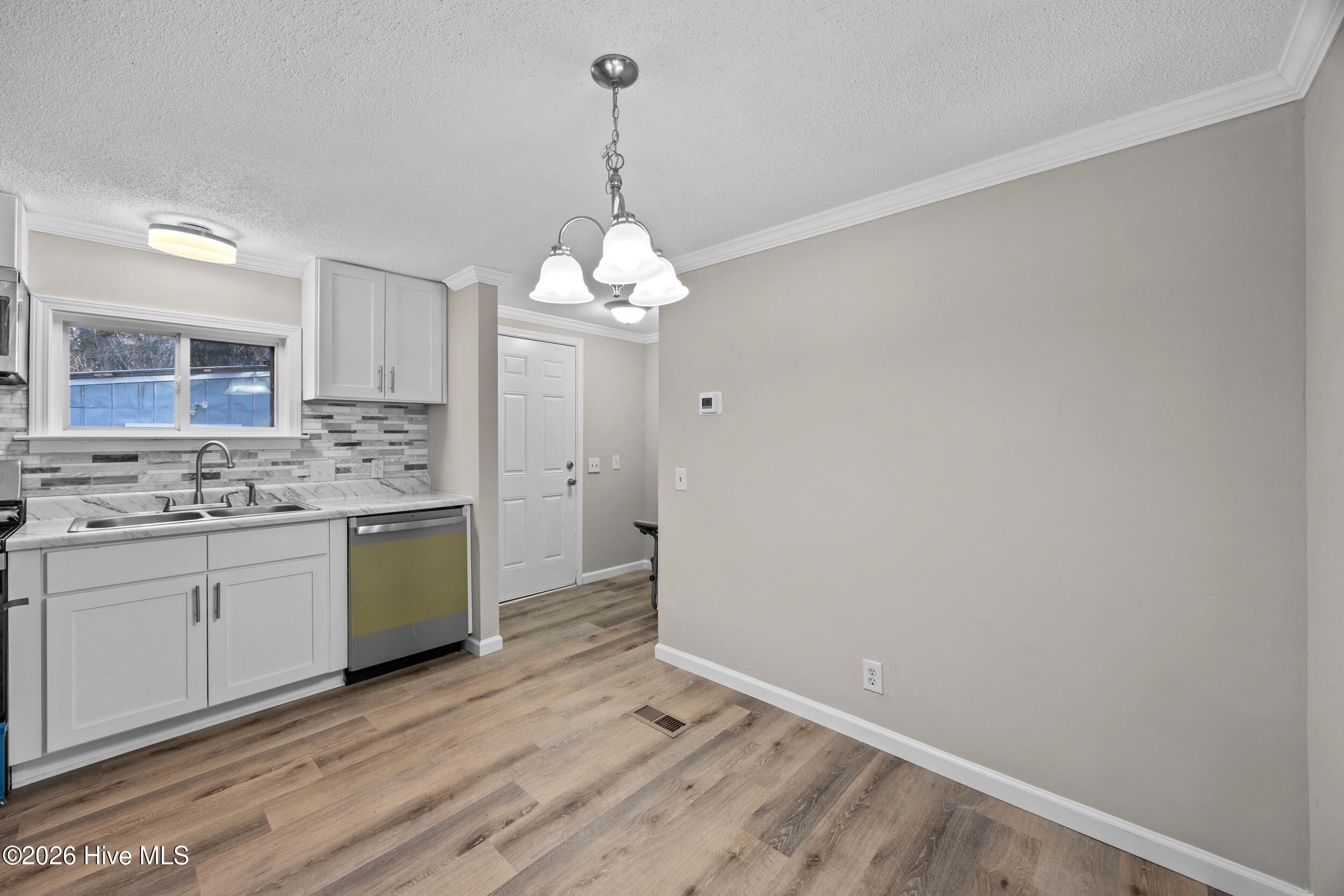 100553341 | Photo 14