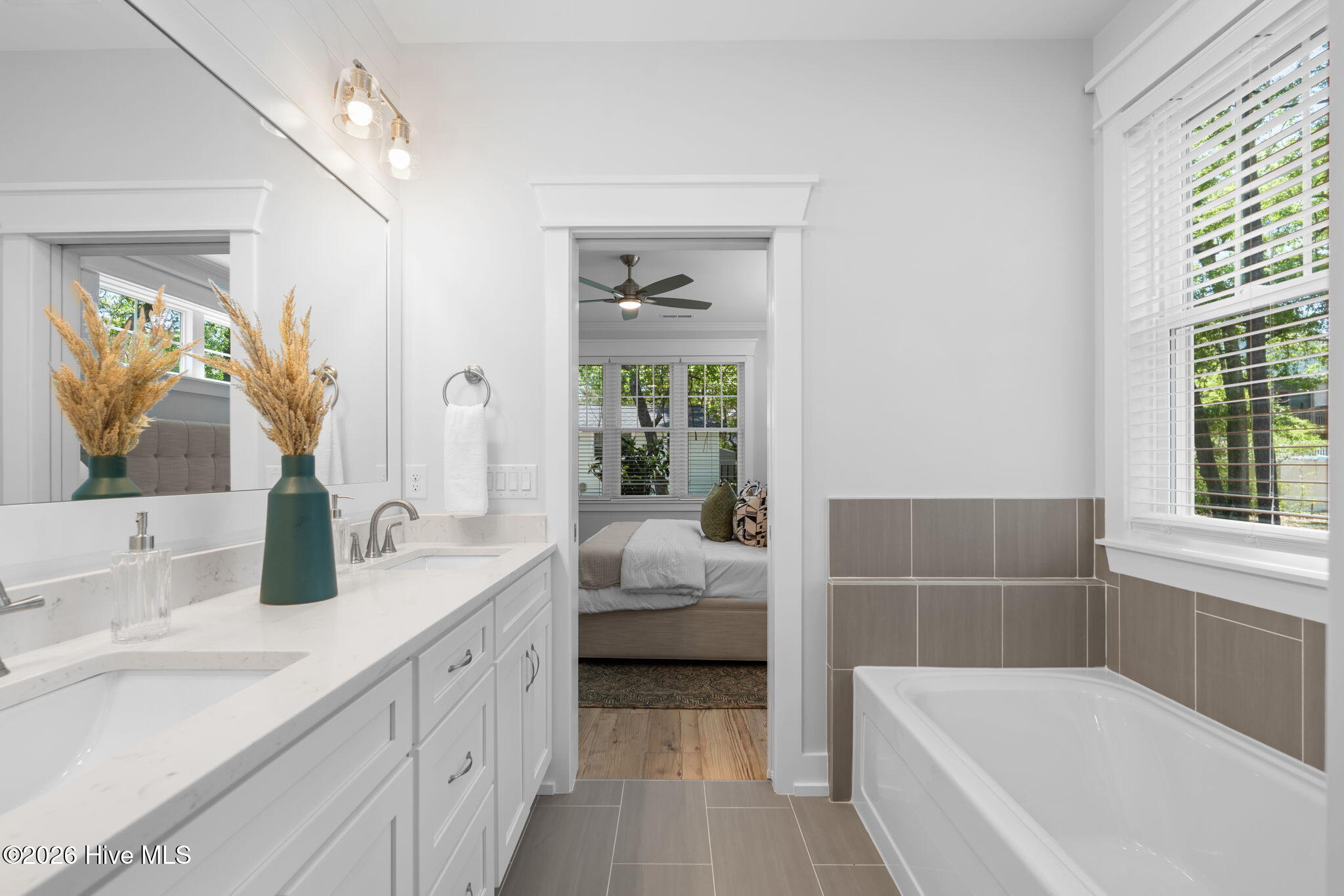 100546665 | Photo 33