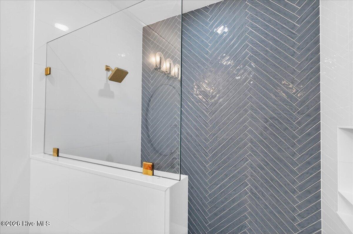 100543299 | Photo 63